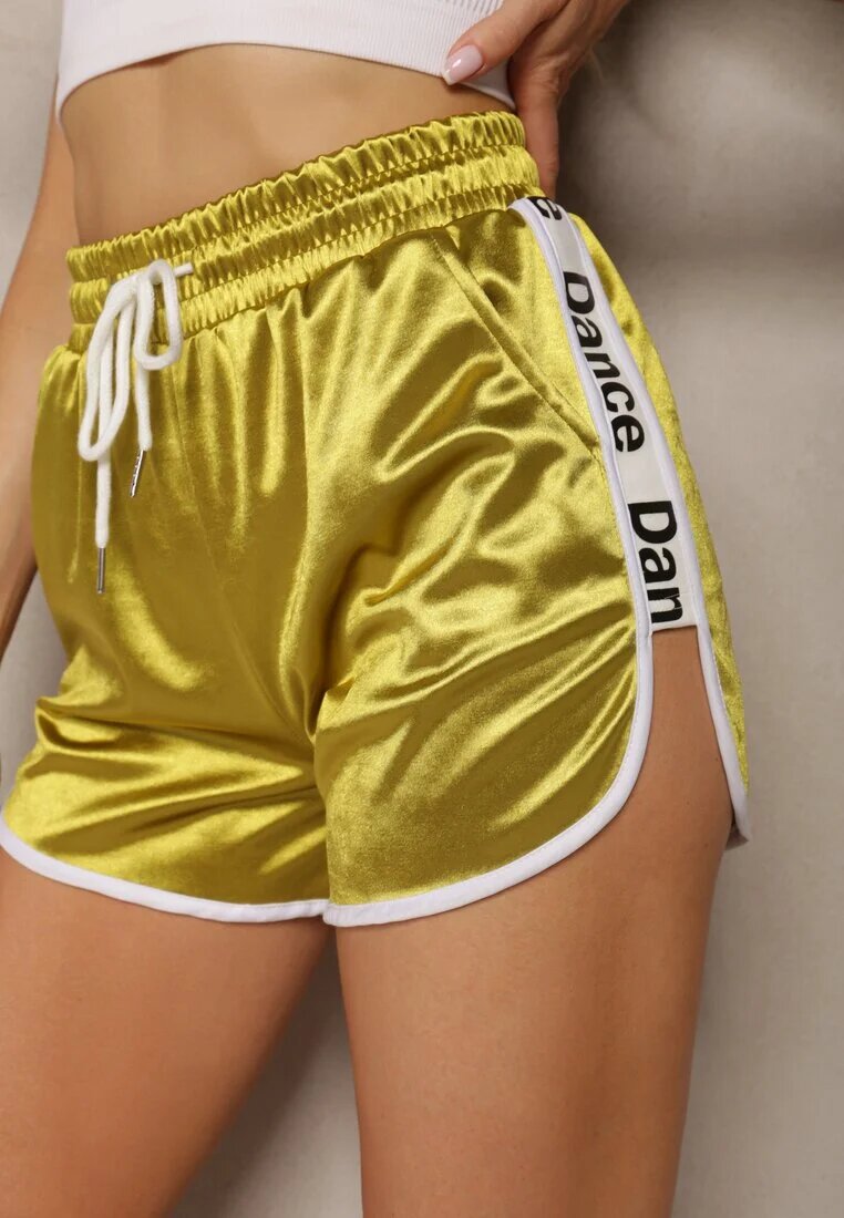 queene Pantaloni scurți galbeni cu o croială lejeră finisați cu elastic în talie și șnur ajustabil decorați cu inscripția Panestia