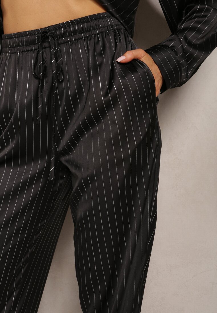 retro & icone Pantaloni Larghi Negri cu Elastic în Talie și Model Lucios în Dungi Zoyama