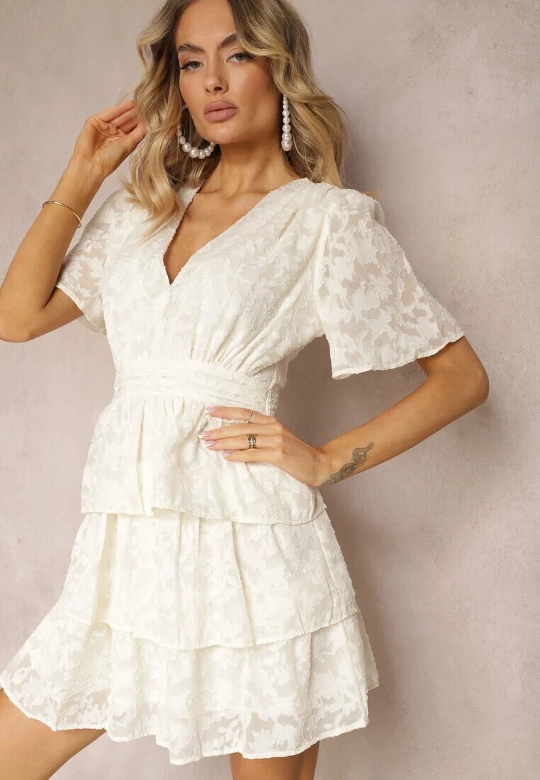 retro & icone Rochie bej deschis cu croi evazat cu decolteu în V și volane Drapia