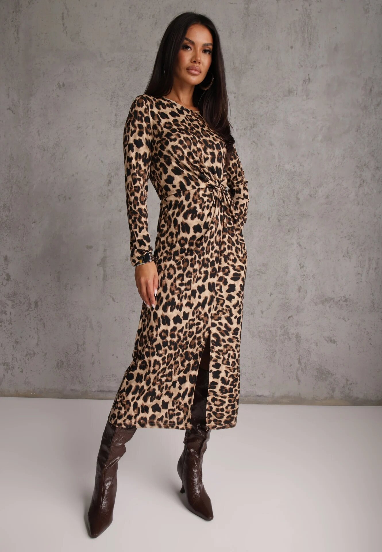 retro & icone Rochie Bej închis cu imprimeu leopard împodobită cu fentă și drapaj în talie Saliaris