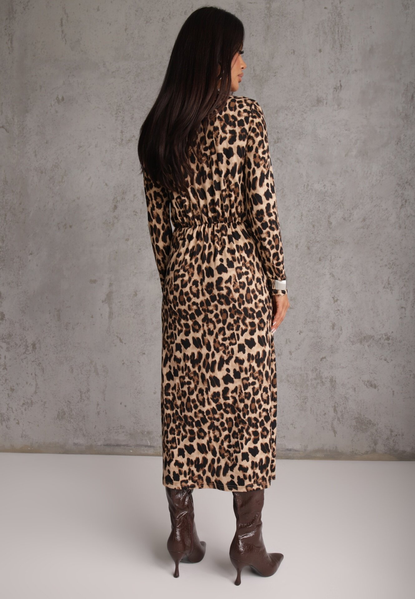 retro & icone Rochie Bej închis cu imprimeu leopard împodobită cu fentă și drapaj în talie Saliaris