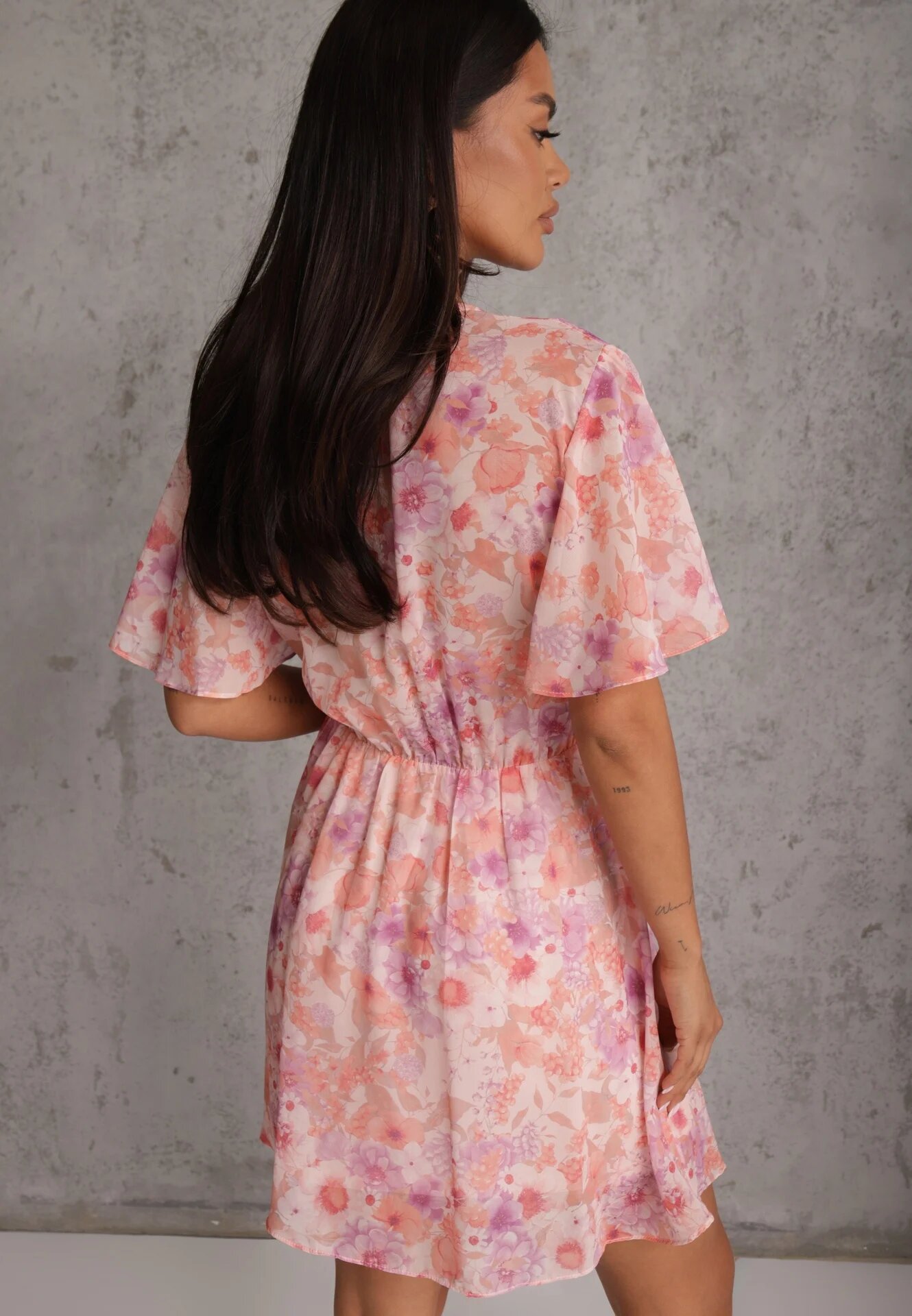 retro & icone Rochie cu elastic în talie cu flori decolteu petrecut și fronseuri Antameia Roz