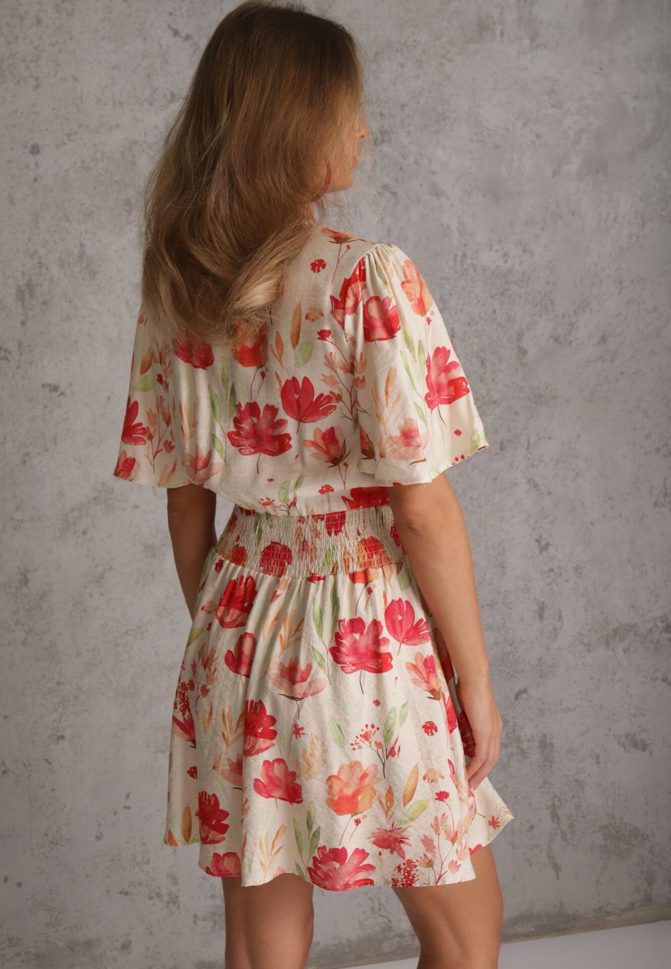 retro & icone Rochie cu vâscoză elastic în talie la spate și decolteu petrecut cu flori Hippeia Bej