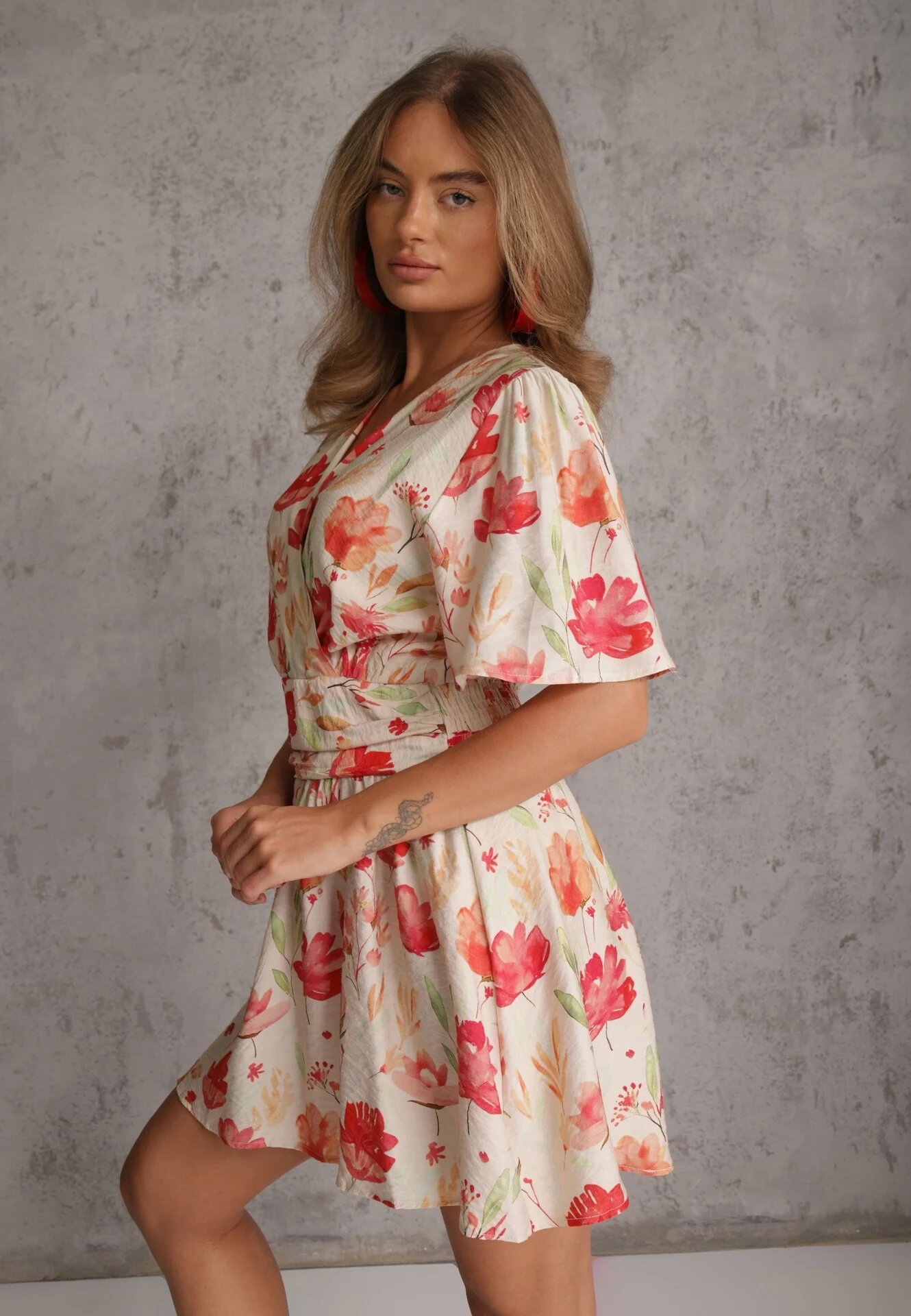 retro & icone Rochie cu vâscoză elastic în talie la spate și decolteu petrecut cu flori Hippeia Bej