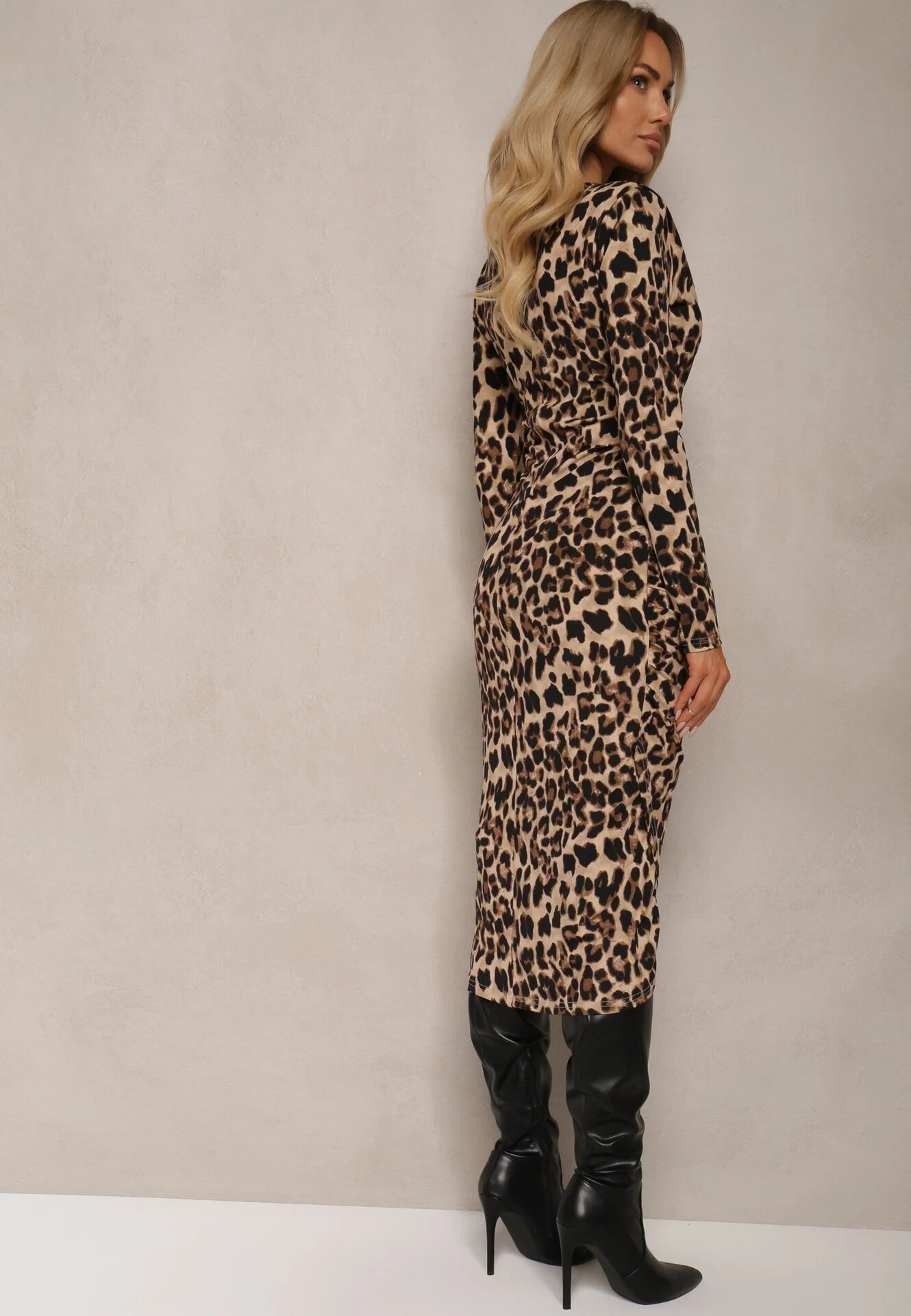 retro & icone Rochie de cocktail bej închis cu imprimeu leopard cu croială mulată și umeri întăriți Nikisha