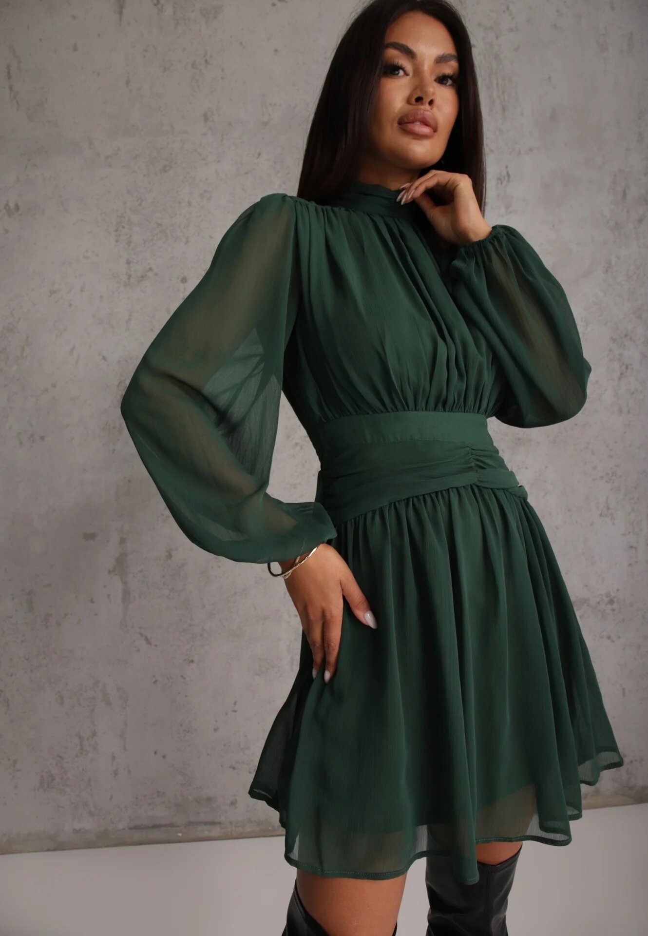 retro & icone Rochie evazată verde cu inserții semi-transparente și guler tip tunică Gelabine