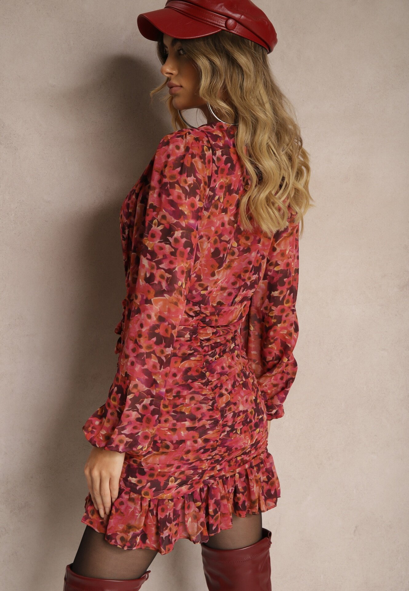 retro & icone Rochie Florală Roșie cu croială ajustată decorată cu volane și încrețituri Mirilira
