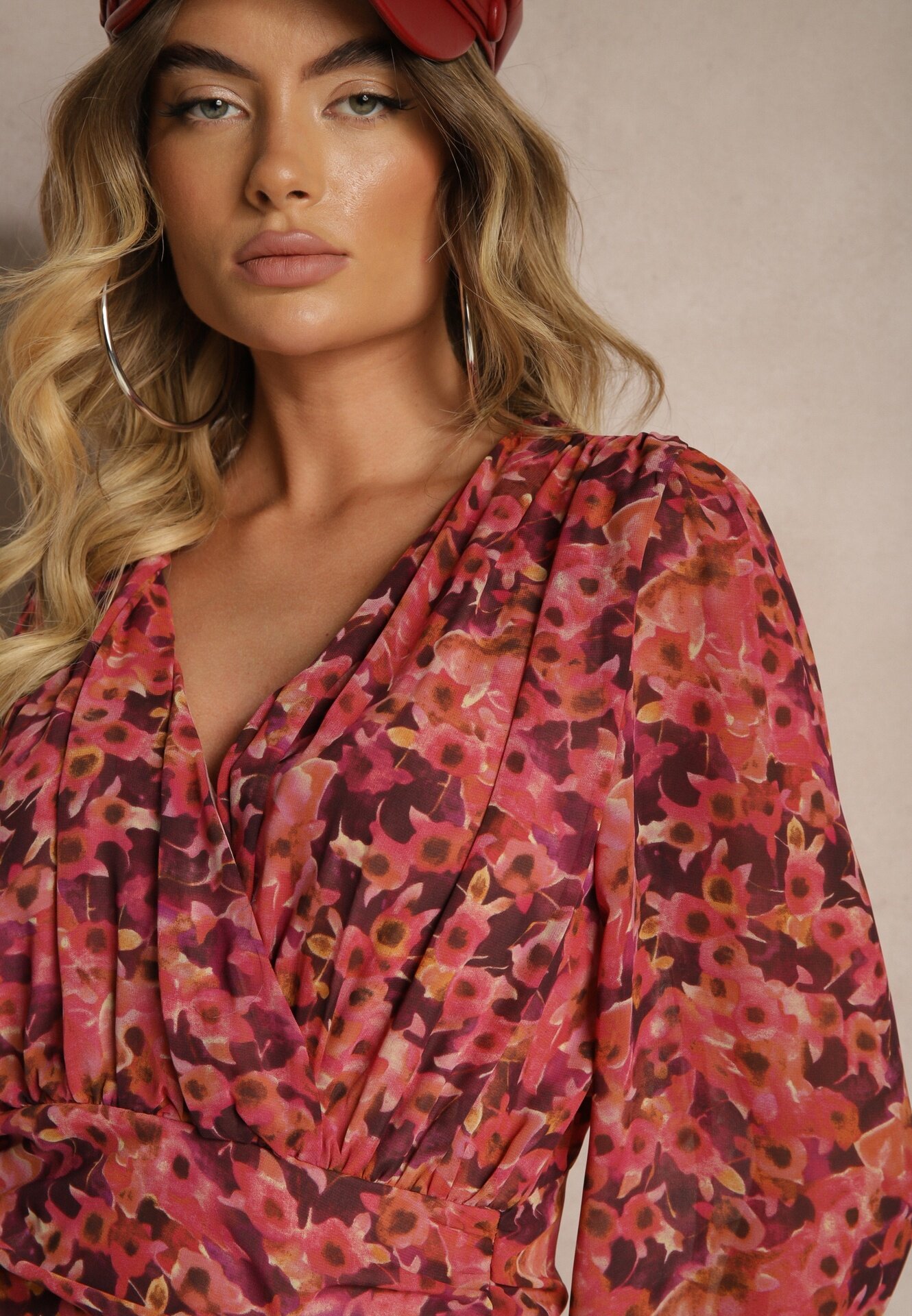retro & icone Rochie Florală Roșie cu croială ajustată decorată cu volane și încrețituri Mirilira
