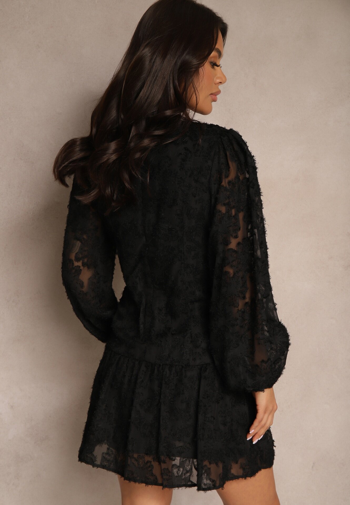 retro & icone Rochie Neagră din Dantelă cu Croială Cambrată și Decolteu Petrecut Nelabine