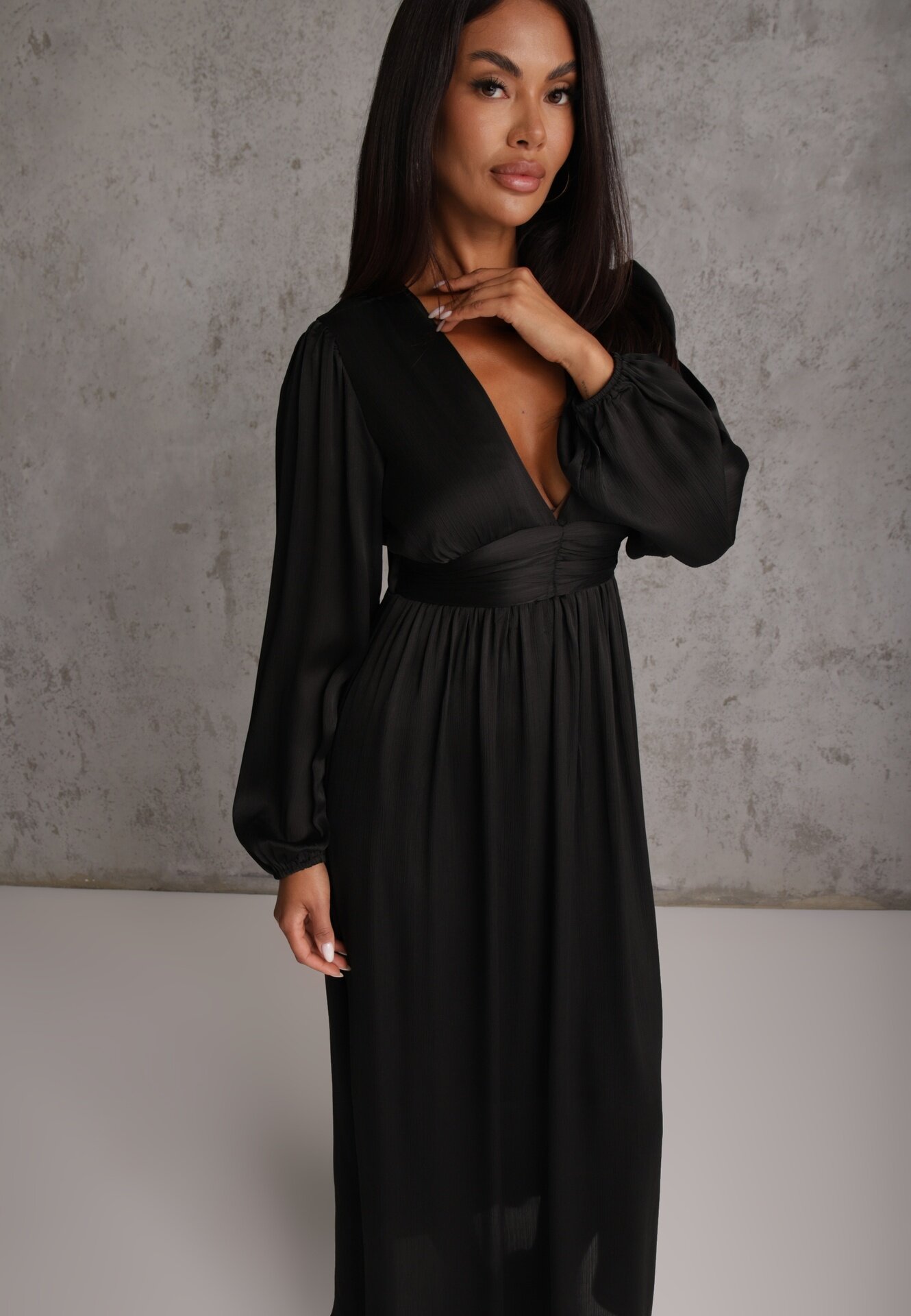 retro & icone Rochie neagră netedă Maxi cu croială evazată cu mâneci largi și decolteu triunghiular Biswas