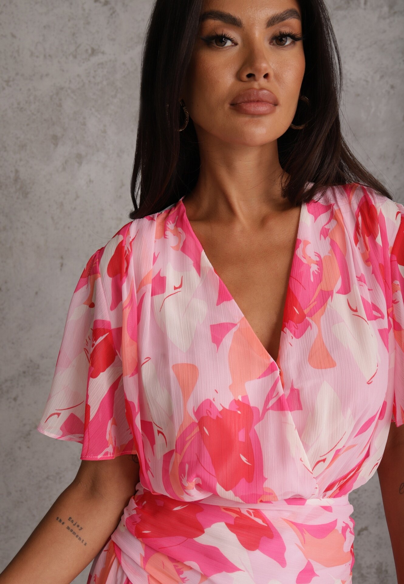 retro & icone Rochie petrecută cu elastic în talie cu imprimeu abstract și volan Kasobe Roz