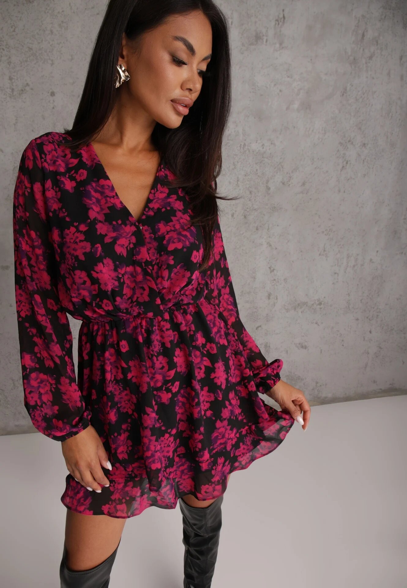 retro & icone Rochie roză mini evazată cu decolteu petrecut cu imprimeu floral Retrina