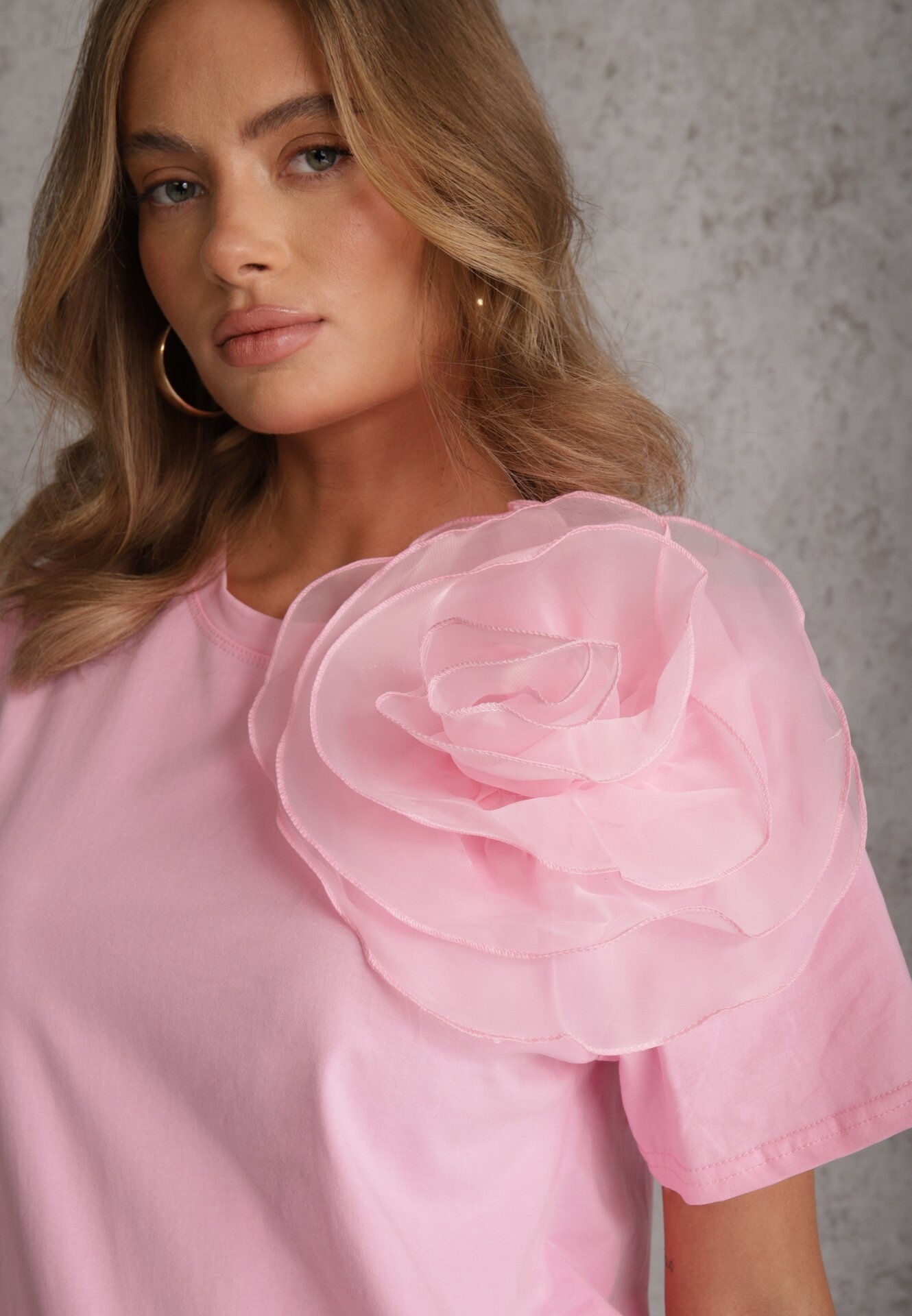 retro & icone Tricou roz din bumbac cu mânecă scurtă și cu floare decorativă Krissas