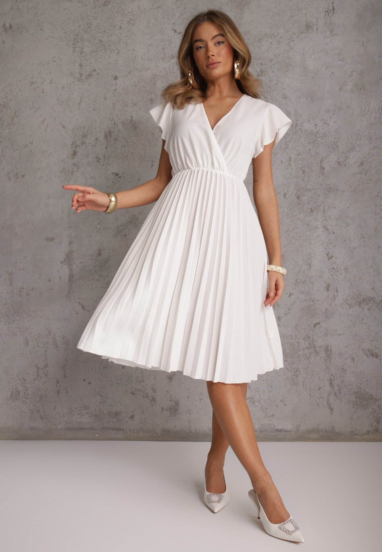  Rochie albă midi cu croială evazată cu decolteu petrecut și pliuri Axanntia