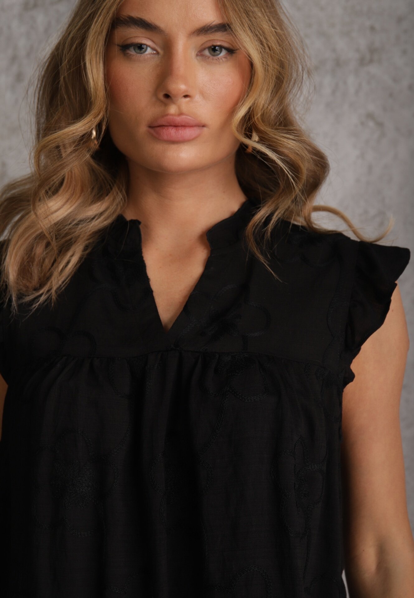 romee's Bluză Neagră Brodată din Bumbac Decorată cu Volane Bolidia