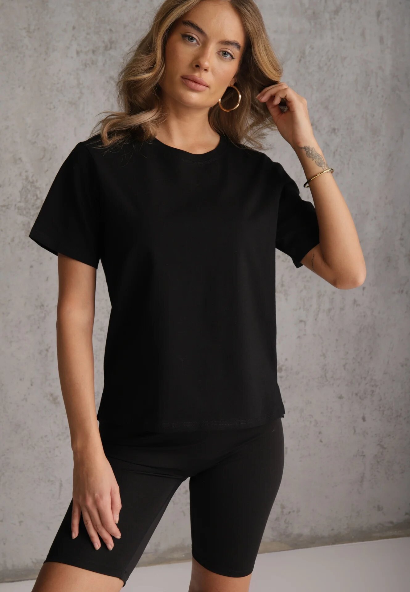 romee's Tricou negru de bumbac decorat pe laterale cu fante Brinelle