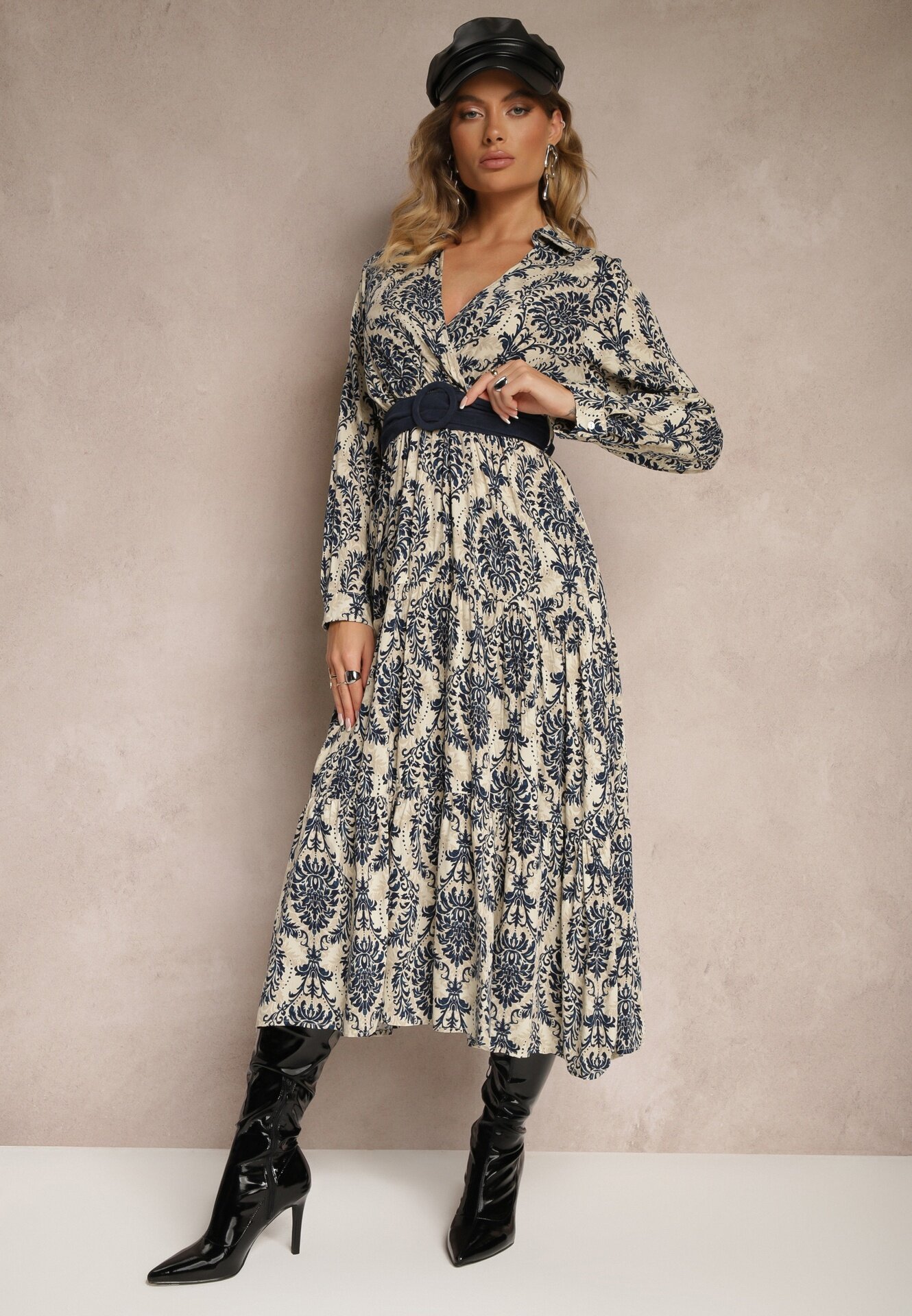 rosa Rochie bleumarin-bej cu decolteu petrecut din viscoză și motiv boho decorată cu o curea Rinnaria