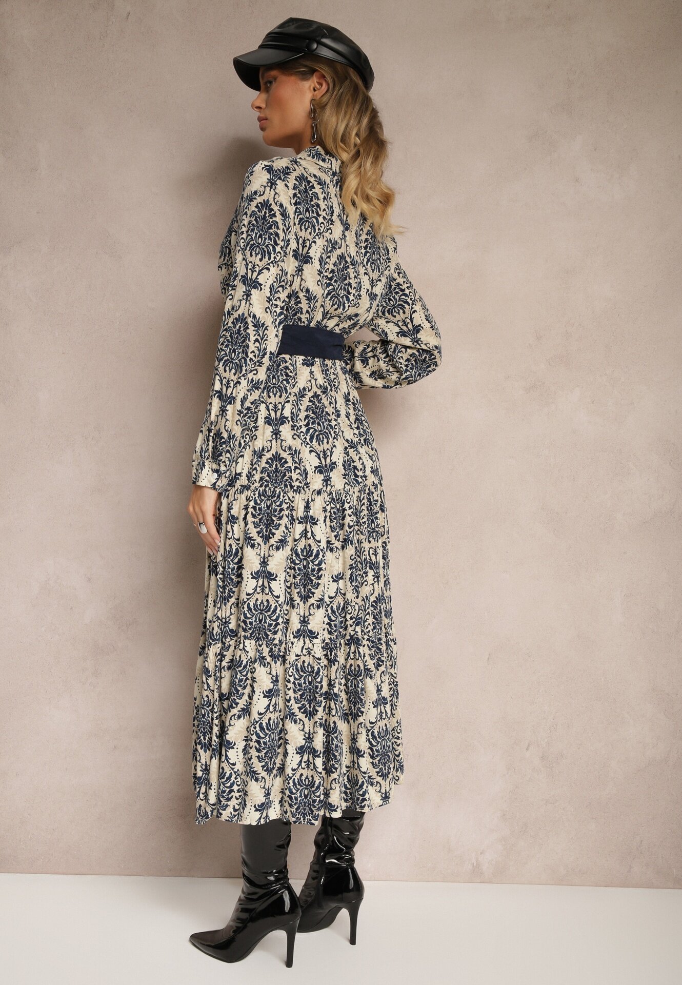 rosa Rochie bleumarin-bej cu decolteu petrecut din viscoză și motiv boho decorată cu o curea Rinnaria