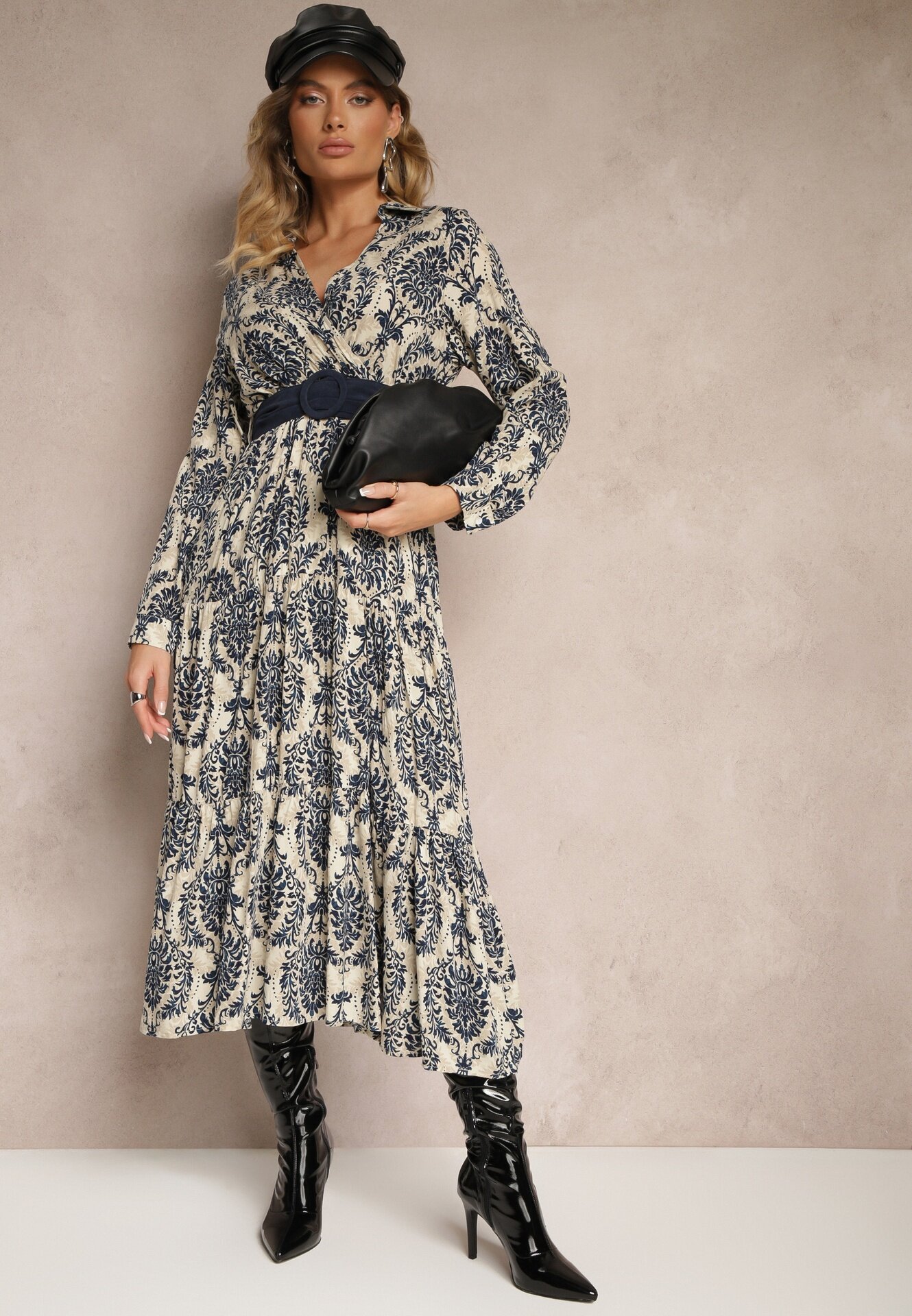 rosa Rochie bleumarin-bej cu decolteu petrecut din viscoză și motiv boho decorată cu o curea Rinnaria