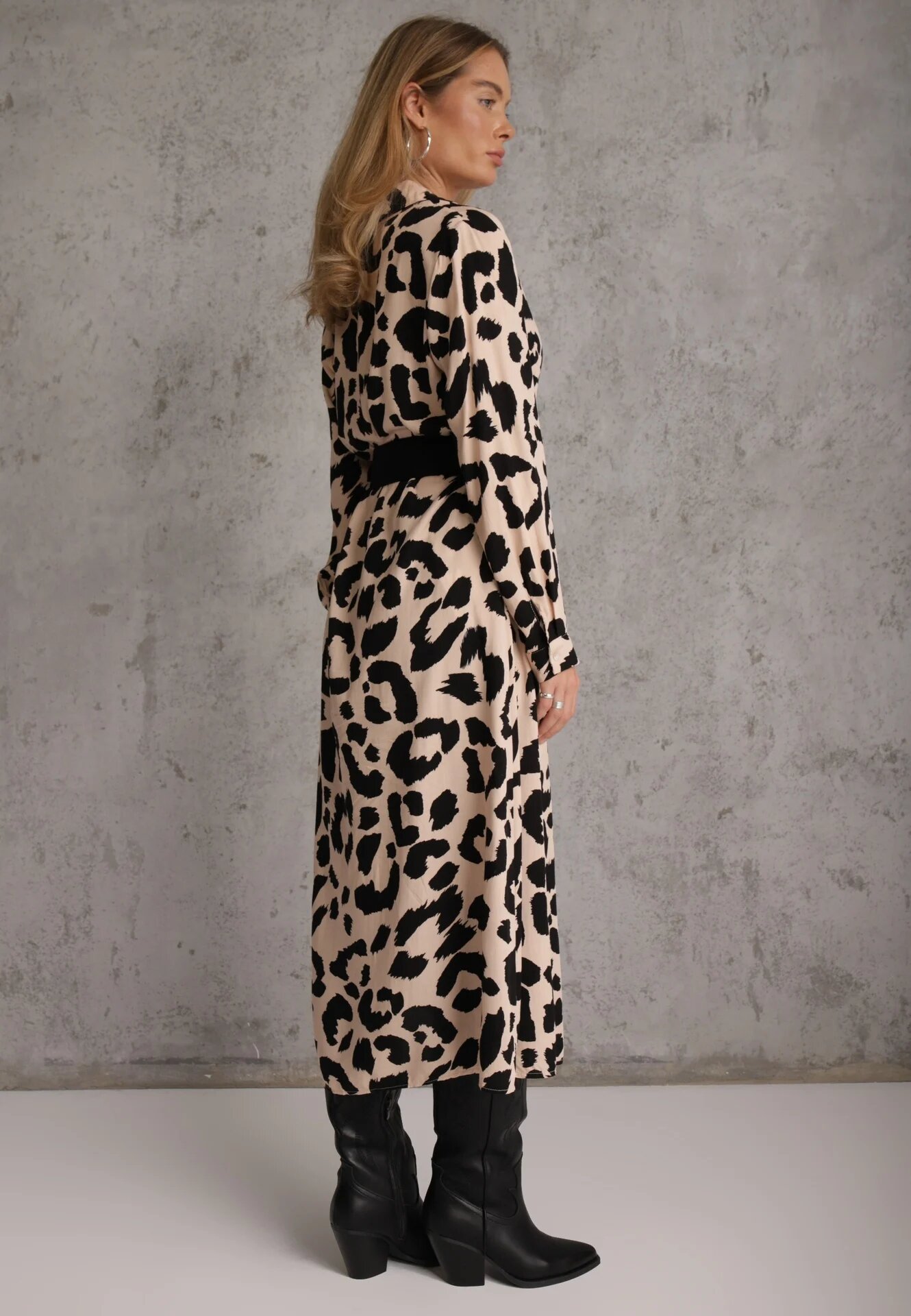 rosa Rochie cămașă Bej-Neagră cu imprimeu leopard și centură Canahy