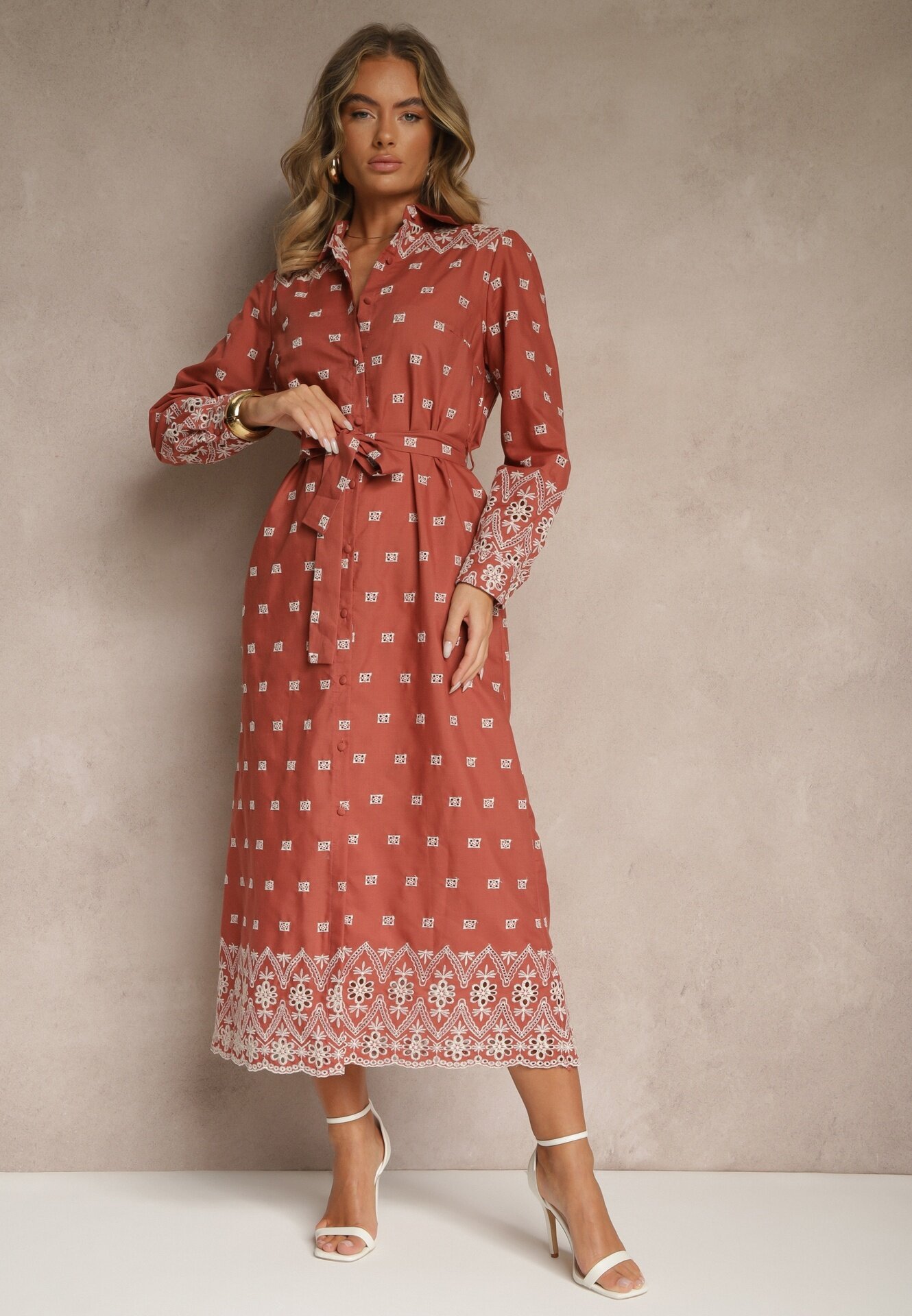rosa Rochie Tip Cămașă Maro Deschis Decorată Cu Model Brodat Legată În Talie Tinnora