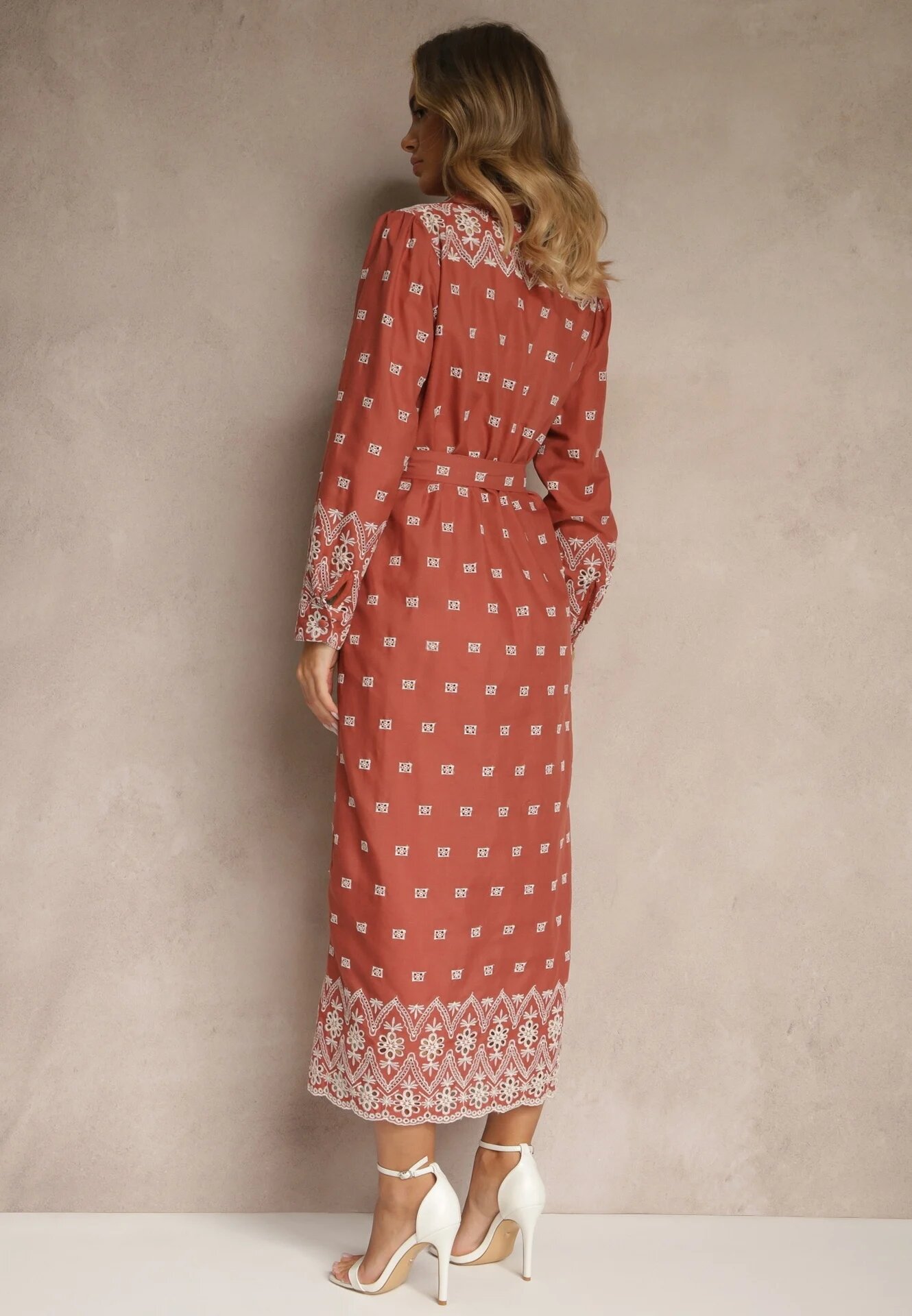 rosa Rochie Tip Cămașă Maro Deschis Decorată Cu Model Brodat Legată În Talie Tinnora