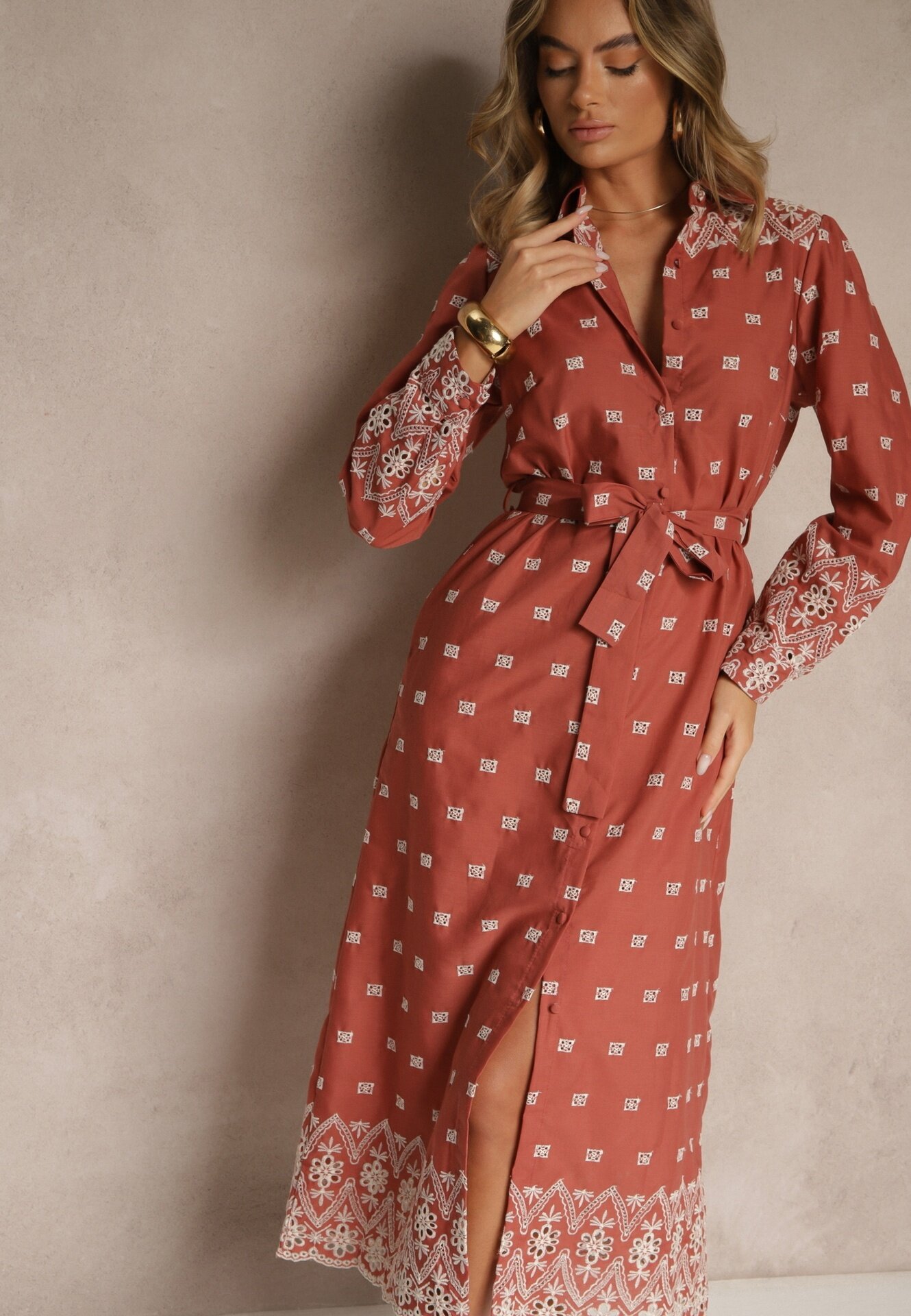 rosa Rochie Tip Cămașă Maro Deschis Decorată Cu Model Brodat Legată În Talie Tinnora