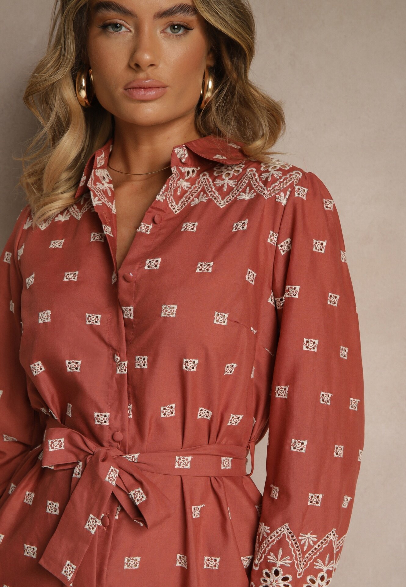 rosa Rochie Tip Cămașă Maro Deschis Decorată Cu Model Brodat Legată În Talie Tinnora