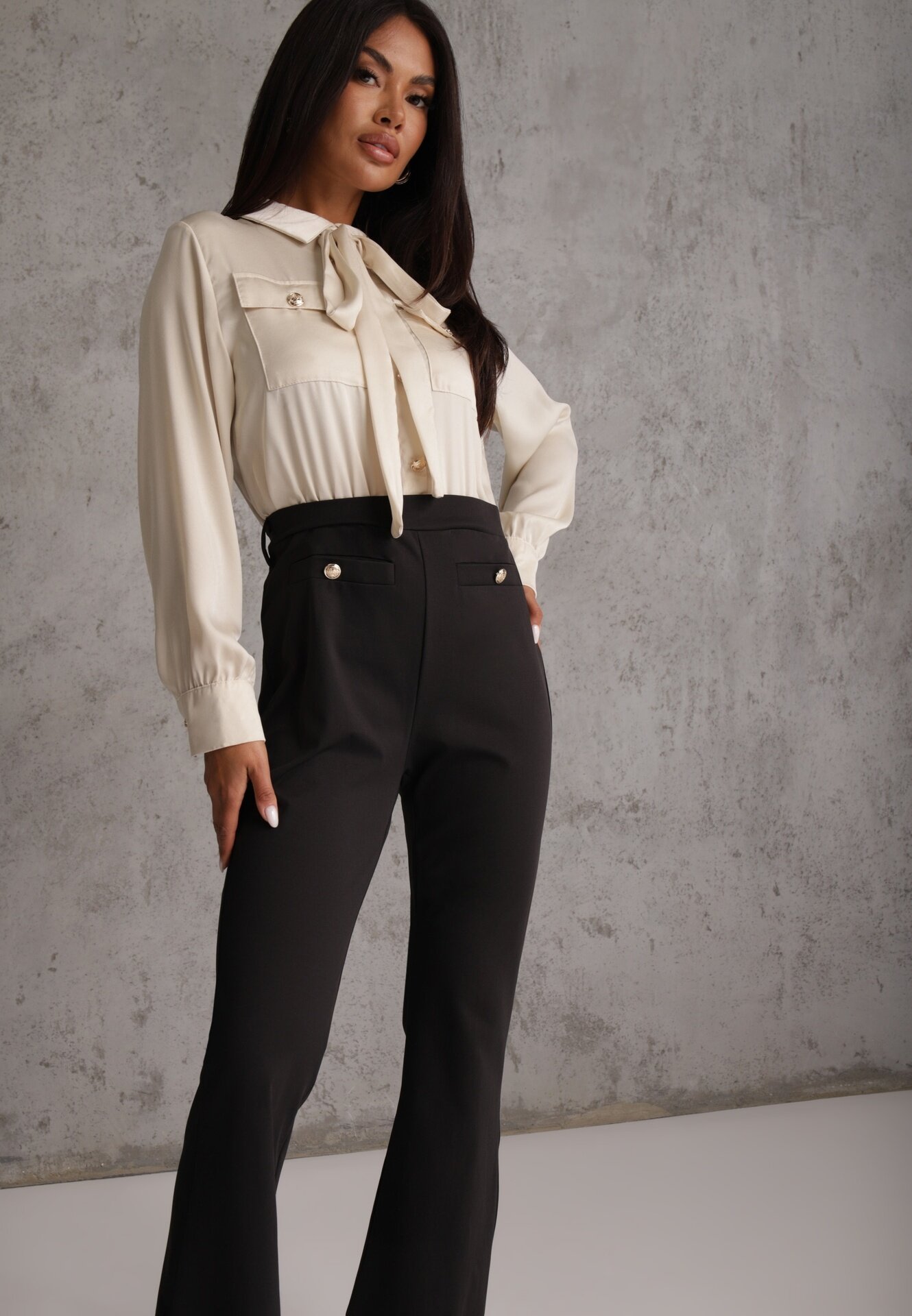 rosa Salopetă Negru-Bej cu Bluză Tip Cămașă Ornată cu Șnur și Nasturi Eleganți Eliti