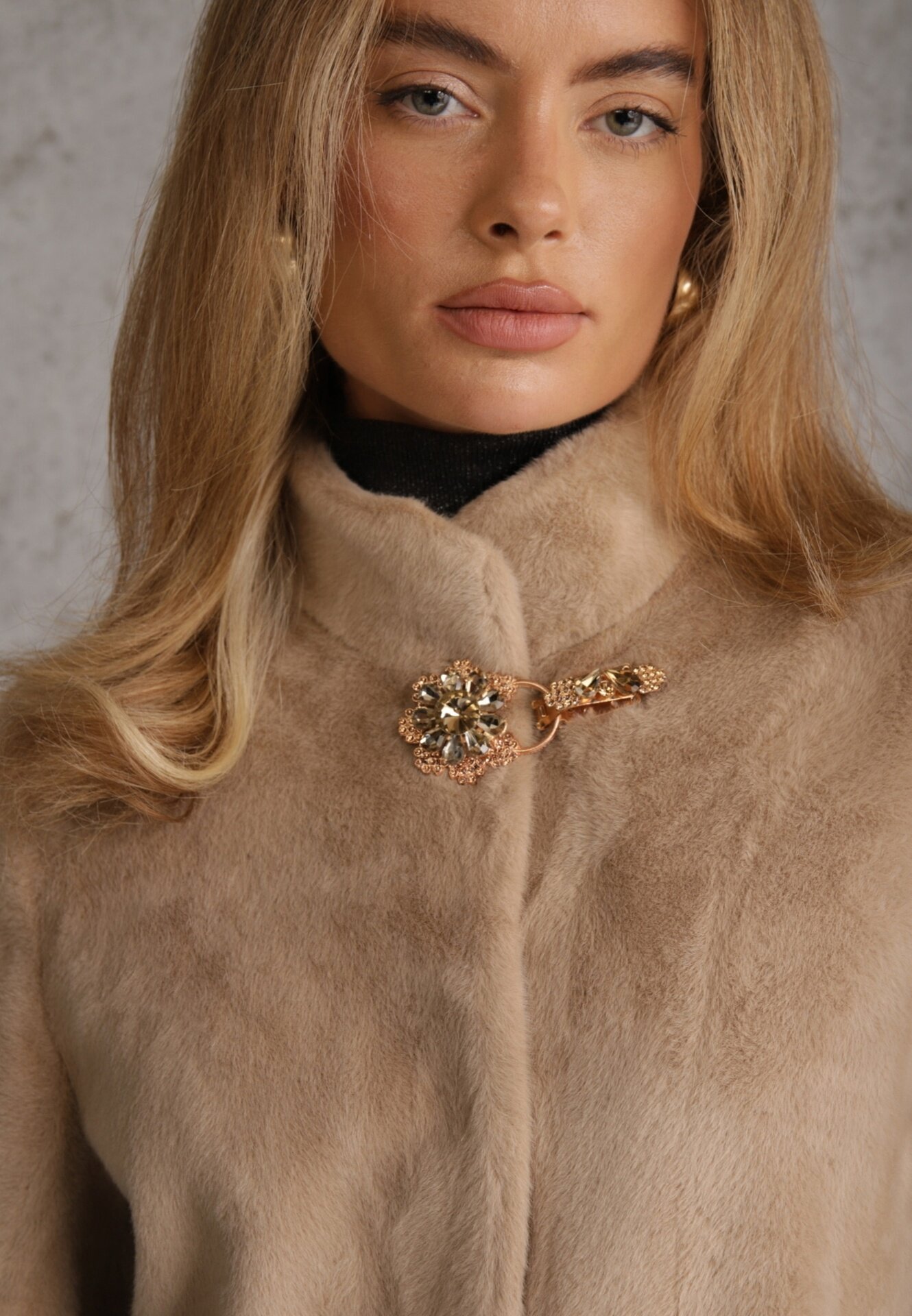 rosse line Blană artificială cu guler tip tunică și închidere elegantă în formă de floare Lireko Bej