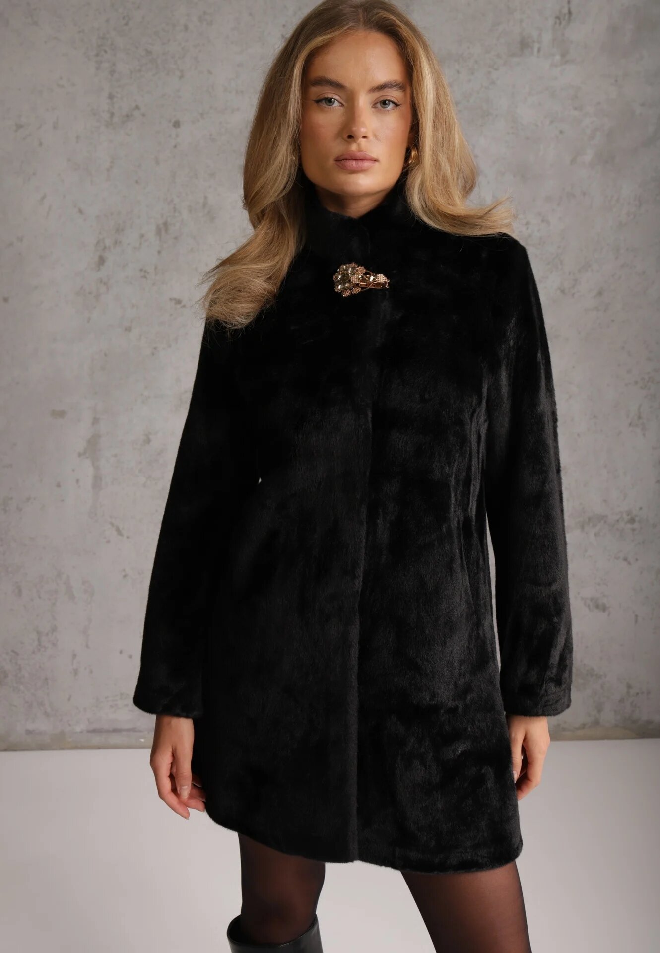 rosse line Blană artificială cu guler tip tunică și închidere elegantă în formă de floare Lireko Neagră
