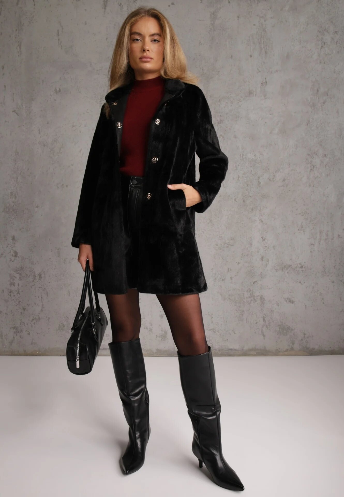 rosse line Blană artificială cu guler tip tunică și închidere elegantă în formă de floare Lireko Neagră
