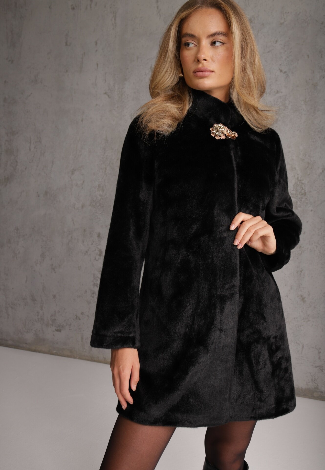 rosse line Blană artificială cu guler tip tunică și închidere elegantă în formă de floare Lireko Neagră