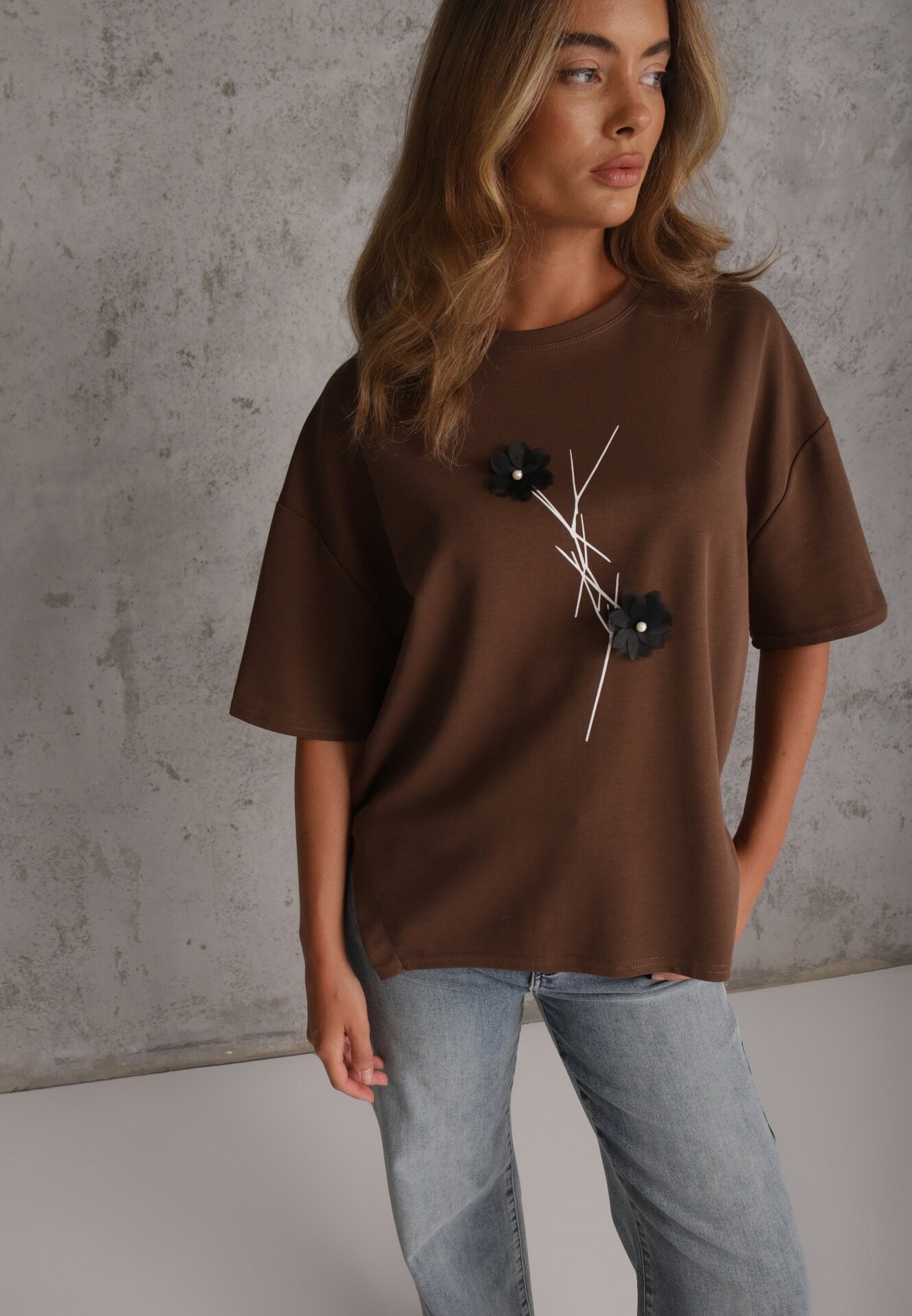 rosse line T-shirt din viscoză decorat cu flori și perle Muvine Maro