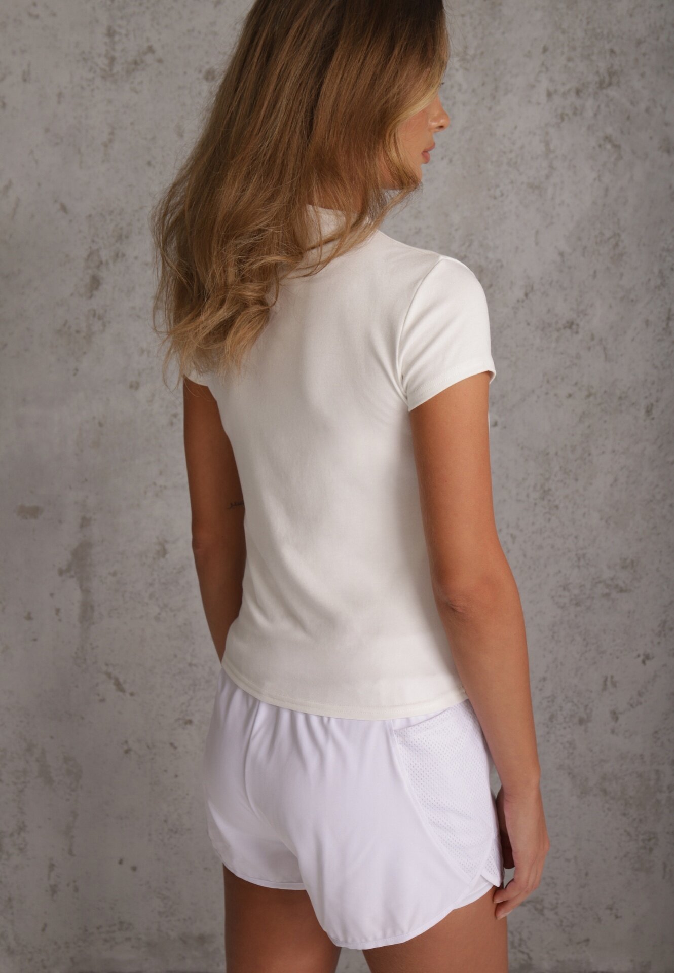 rosse line T-shirt minimalist din vâscoză cu guler tip tunică Osessa Alb