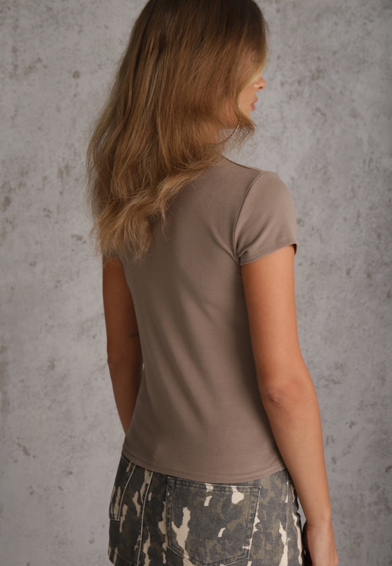 rosse line T-shirt minimalist din vâscoză cu guler tip tunică Osessa Bej