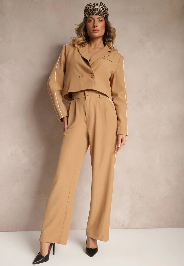  Set costum bej cu lampas Sacou scurt și Pantaloni largi cu pense Lorenda