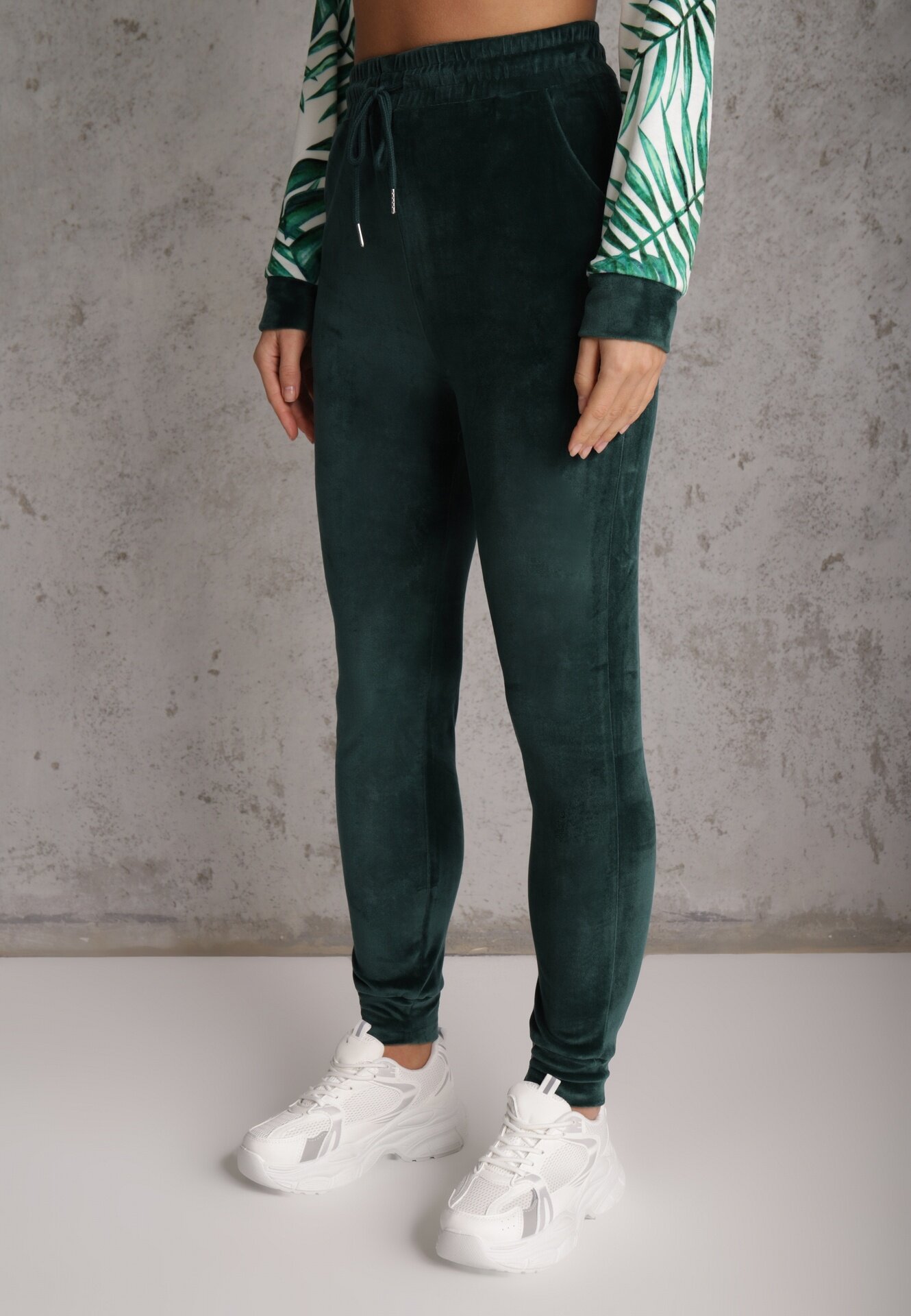  Set de trening din velur verde închis cu bluză cu glugă imprimată și joggeri Rouviana