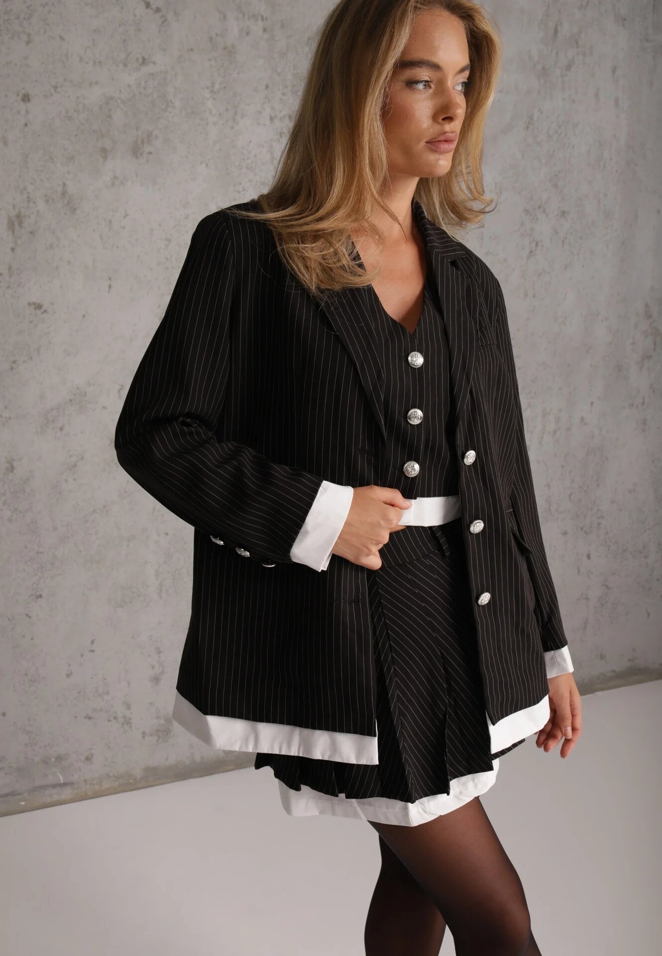  Set Elegant Negru în Dungi cu Sacou Vestă și Fustă Plisată Emmizelle