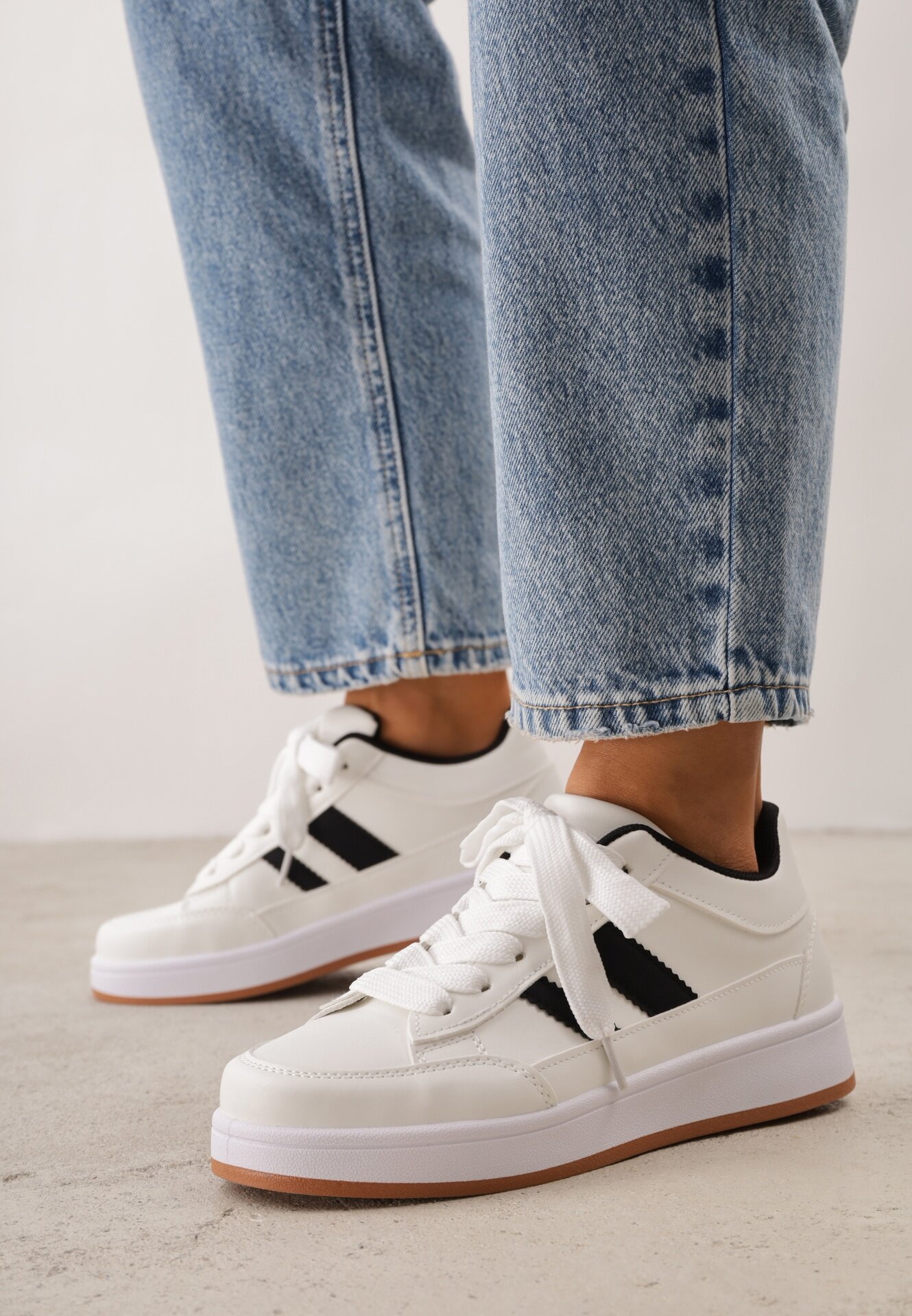  Sneakers Basic cu dungi laterale Adila Albi