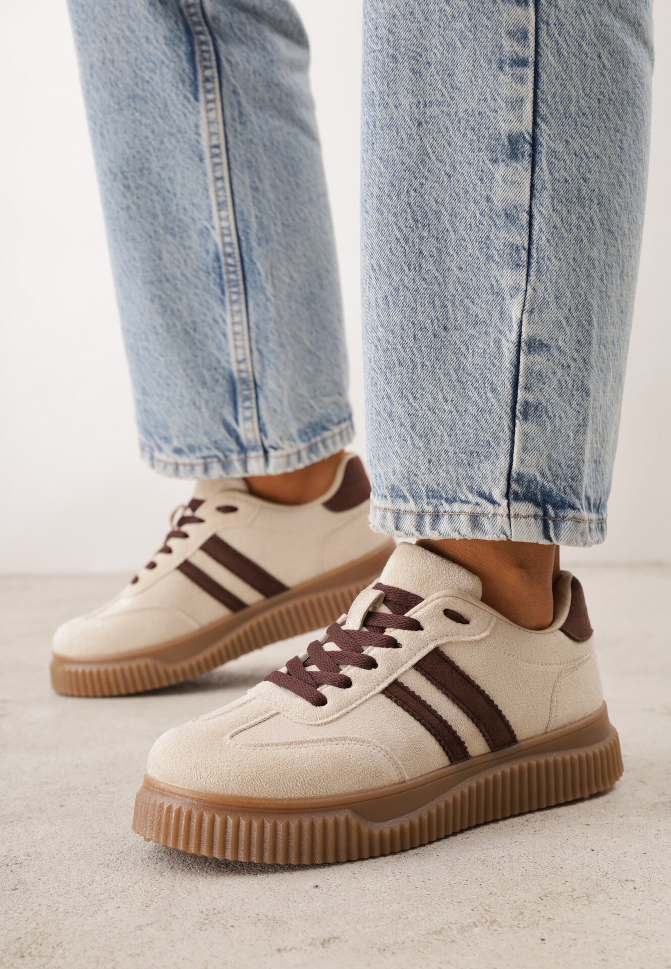  Sneakers pe platformă din cauciuc embosat decorate cu barete Naifeh Bej