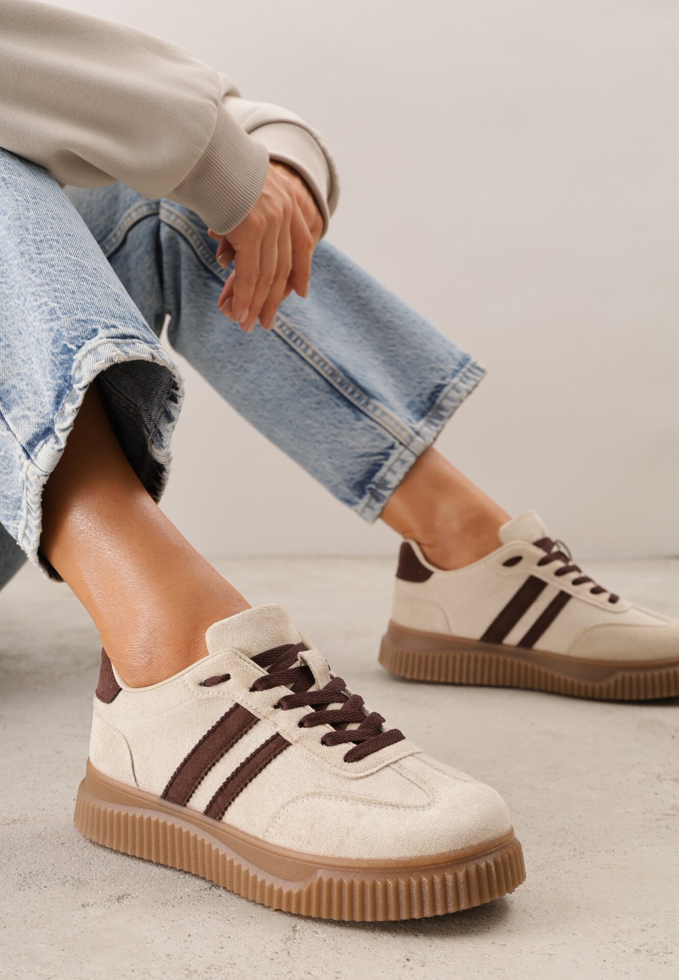  Sneakers pe platformă din cauciuc embosat decorate cu barete Naifeh Bej