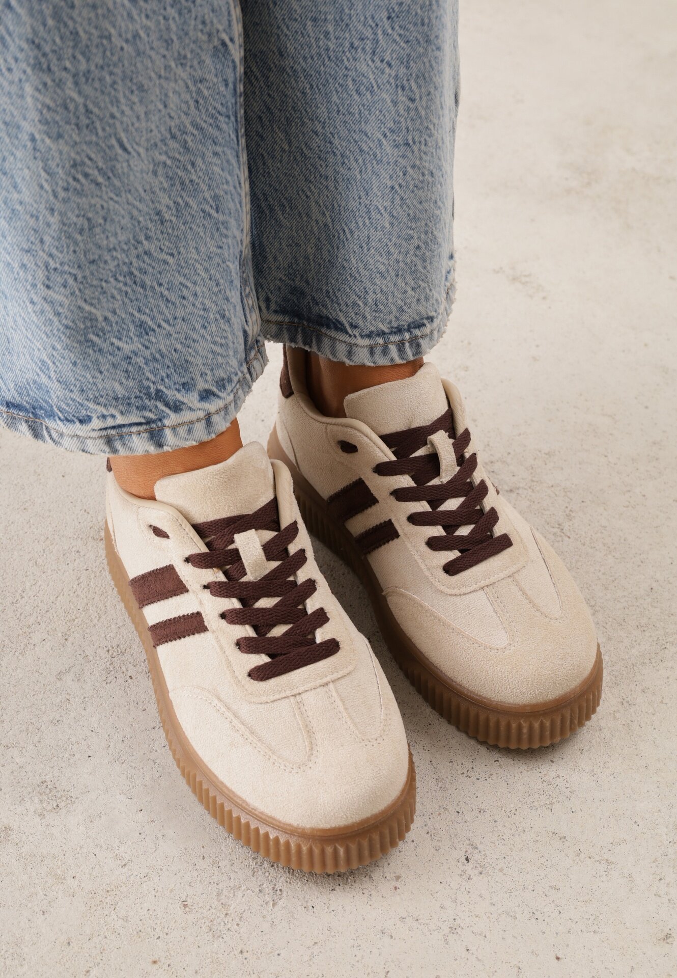  Sneakers pe platformă din cauciuc embosat decorate cu barete Naifeh Bej