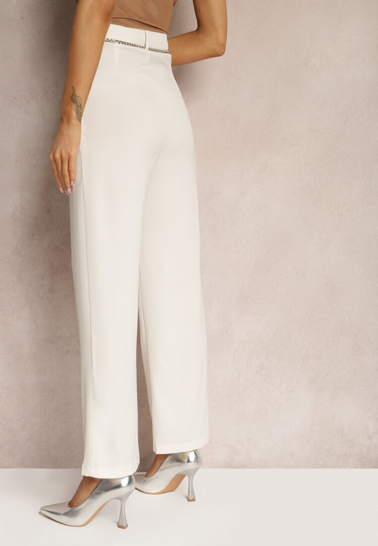 sophyline Pantaloni Eleganți Bej deschis cu Picioare Evazate Finisați cu Lanț Decorativ în Talie Hamophona