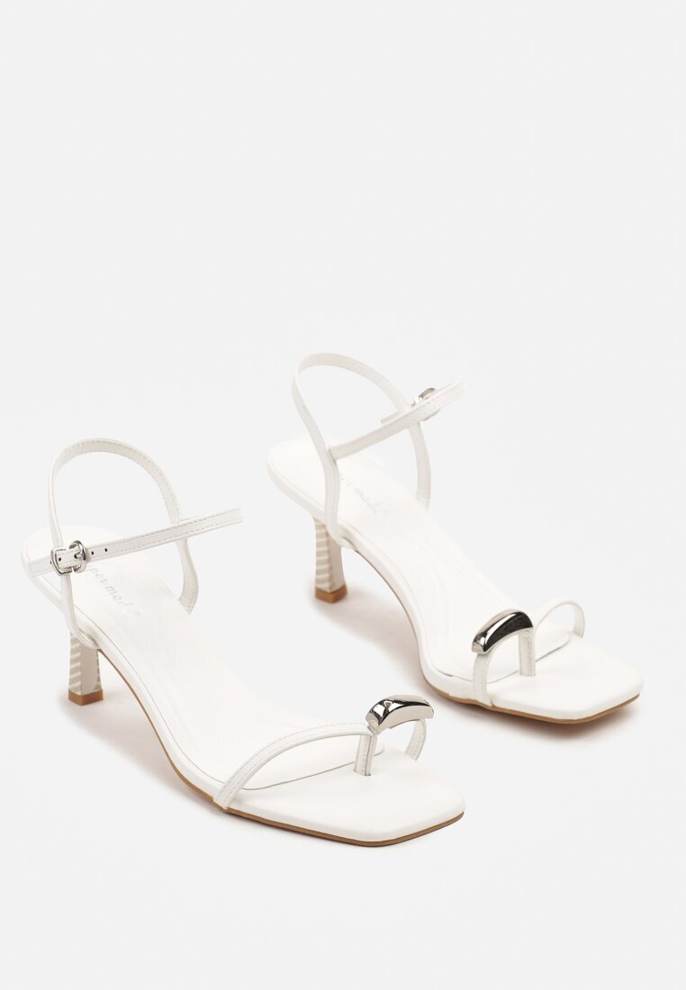 super mode Sandale Albe cu toc cui tip japoneze cu ornament pe deget Senadaria