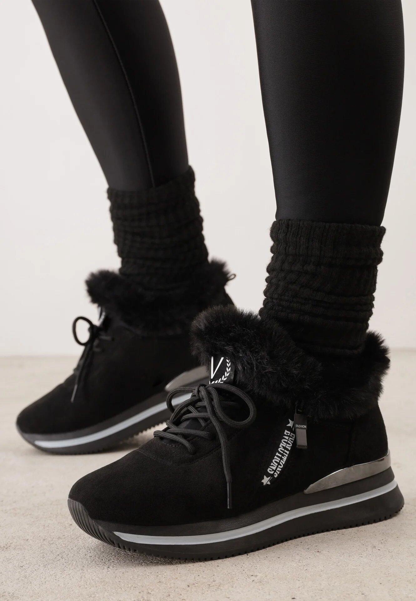 vices Adidași Negre cu Talpă Plată cu Inscripție și Blană Taricea