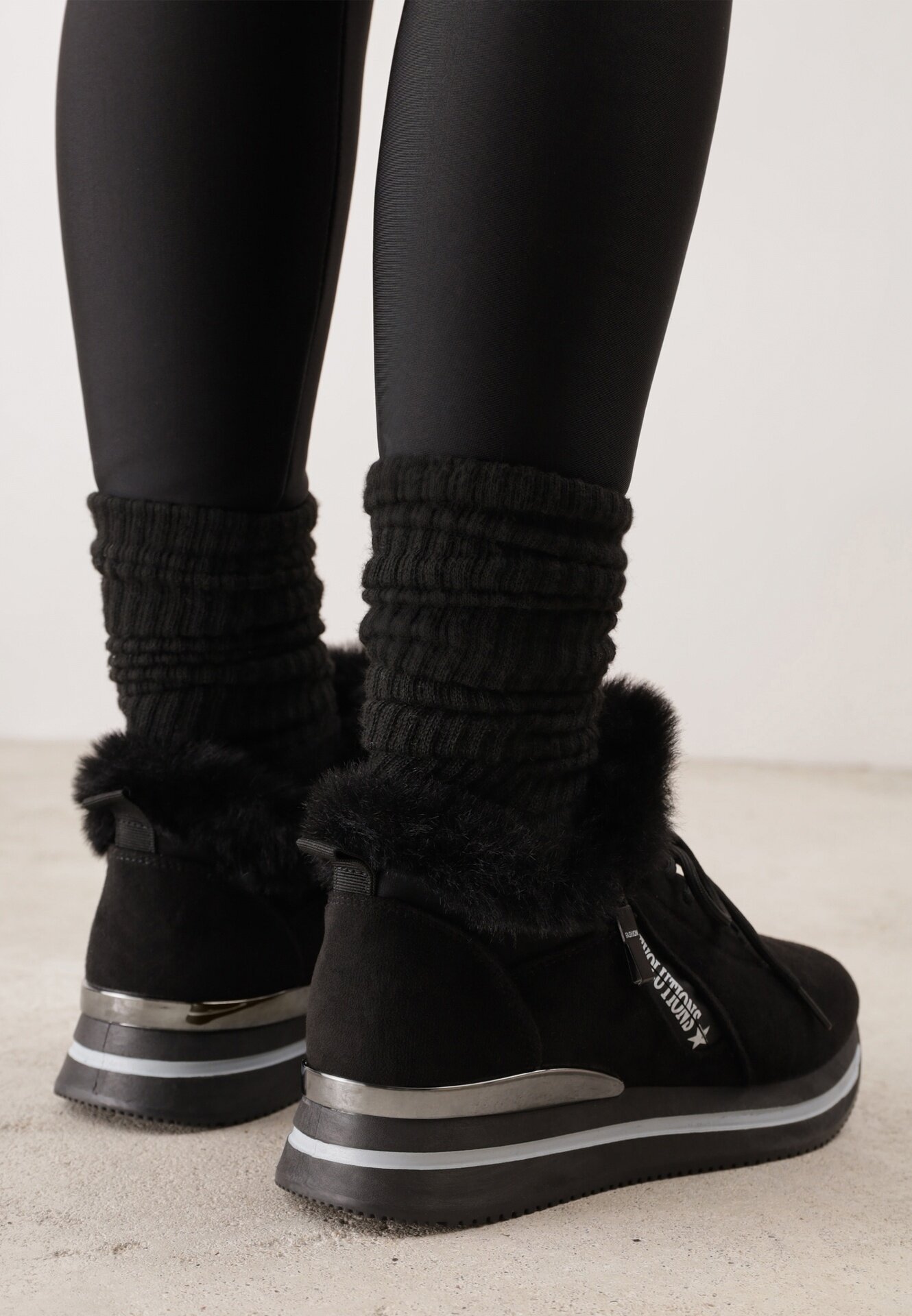 vices Adidași Negre cu Talpă Plată cu Inscripție și Blană Taricea