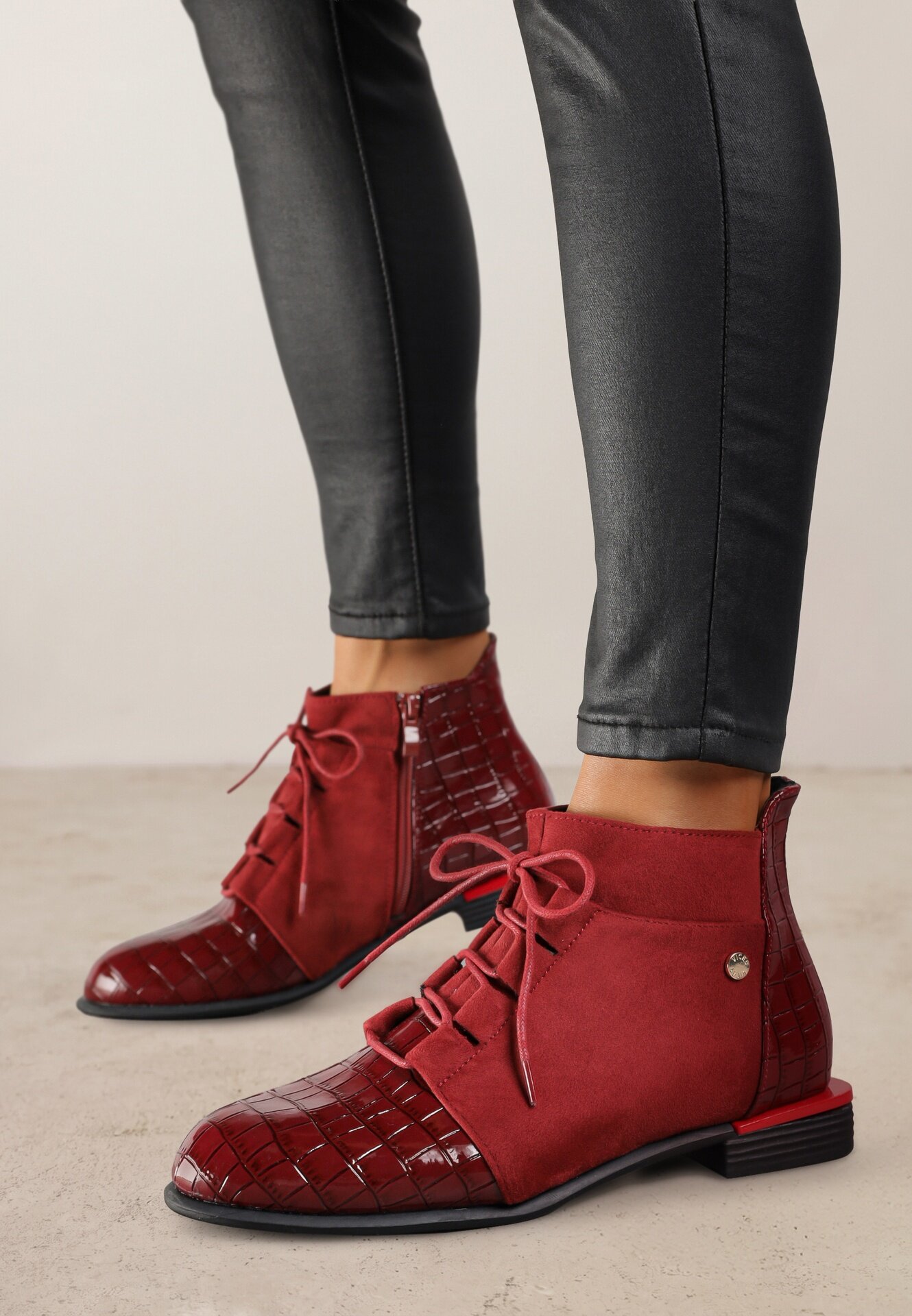 vices Botine bordeaux lăcuite ornamentate cu imprimeu în relief Uzvila