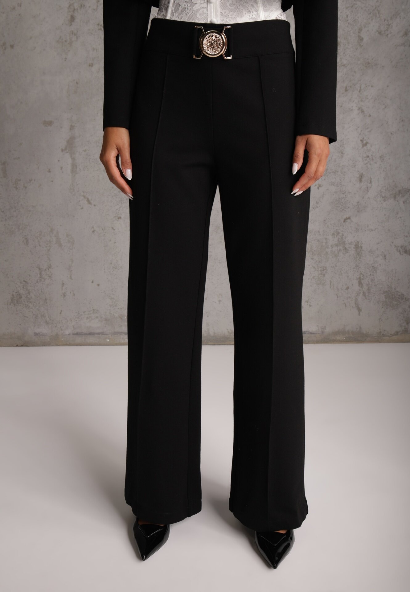 vices Compleu de costum din viscoză sacou crop și pantaloni largi cu cataramă Soncetta Negru