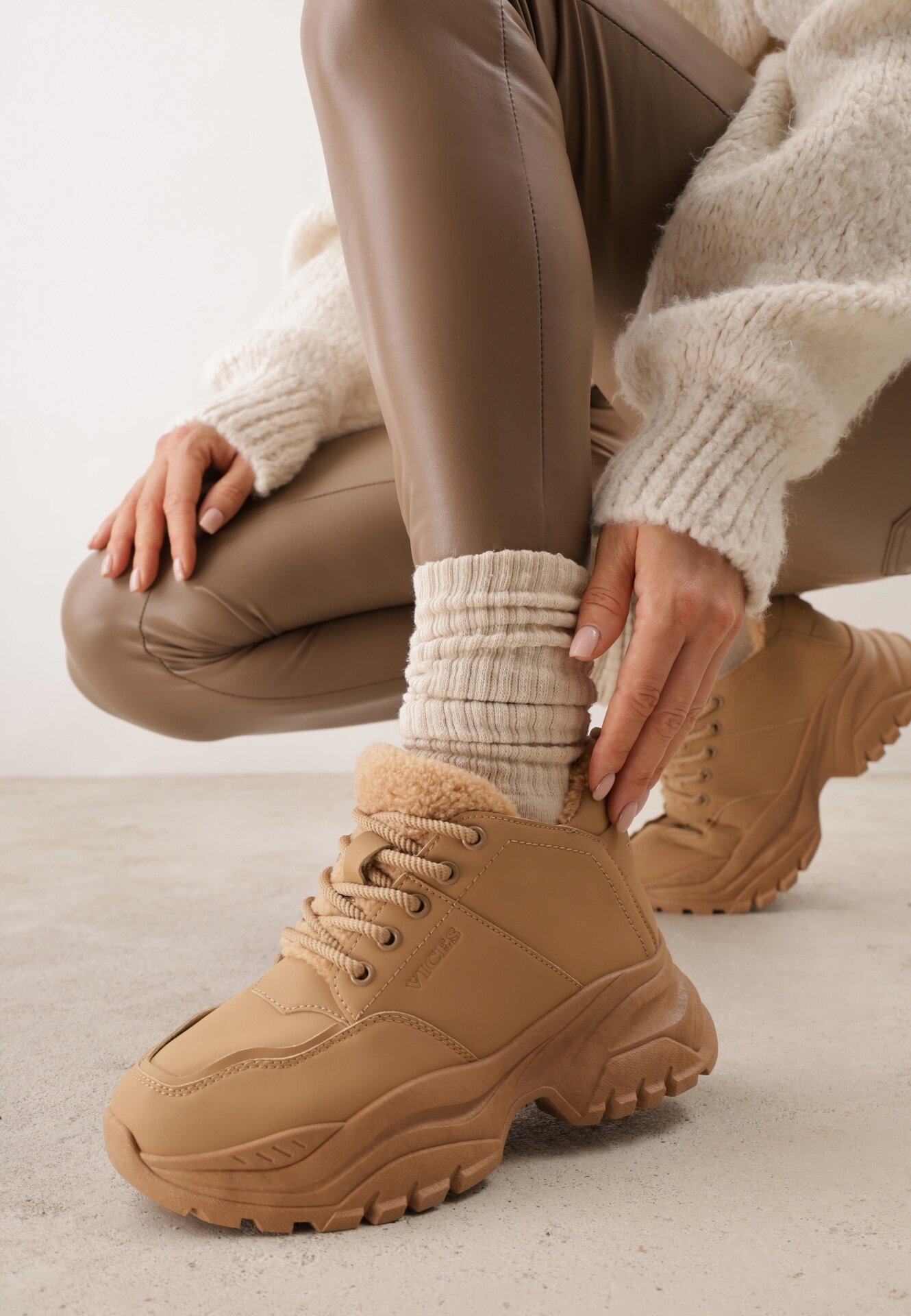 vices Ghete tip adidași maro deschis cu platformă cu model în relief Nirrise